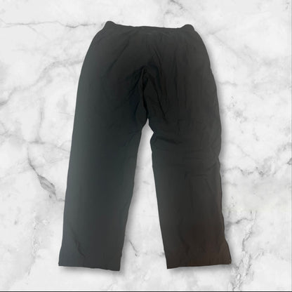 Entdecke unsere Vintage Track Pants von Nike und anderen Marken, erhältlich bei Valuxery.de - Dein Shop für trendige Vintage - Kleidung. Unsere Track Pants sind aus hochwertigen Materialien und
