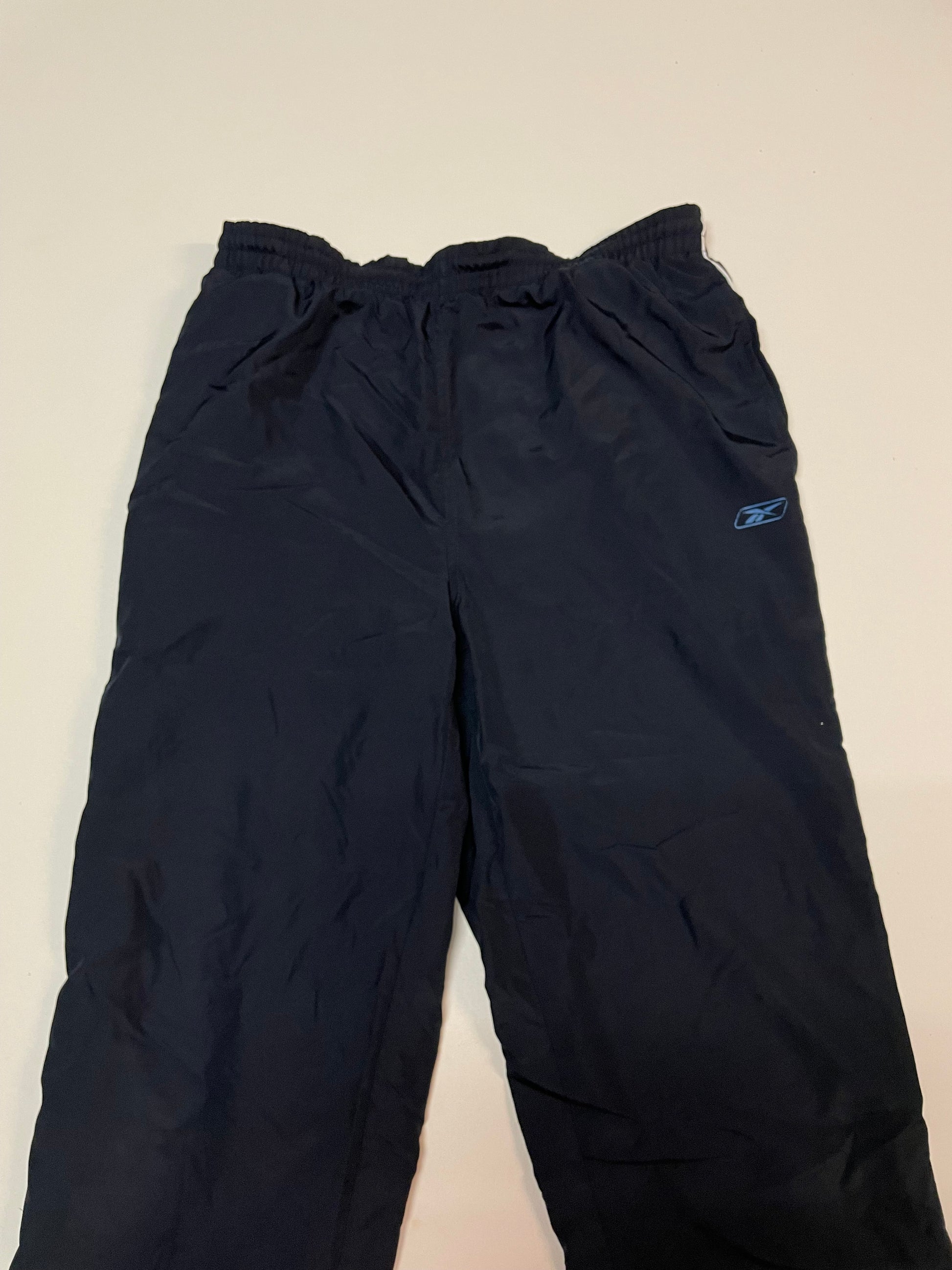 Entdecke unsere Vintage Track Pants von Nike und anderen Marken, erhältlich bei Valuxery.de - Dein Shop für trendige Vintage - Kleidung. Unsere Track Pants sind aus hochwertigen Materialien und