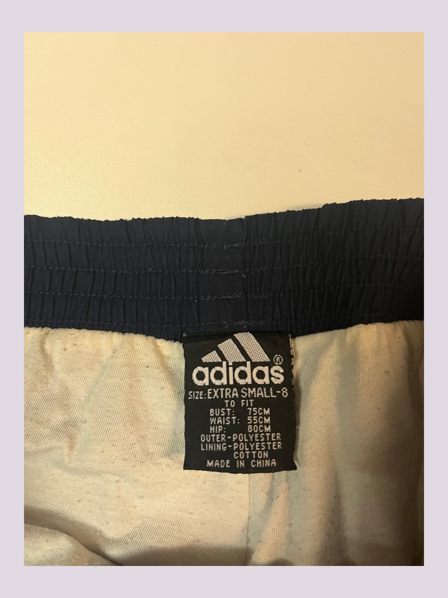 Entdecke unsere Vintage Track Pants von Nike und anderen Marken, erhältlich bei Valuxery.de - Dein Shop für trendige Vintage - Kleidung. Unsere Track Pants sind aus hochwertigen Materialien und