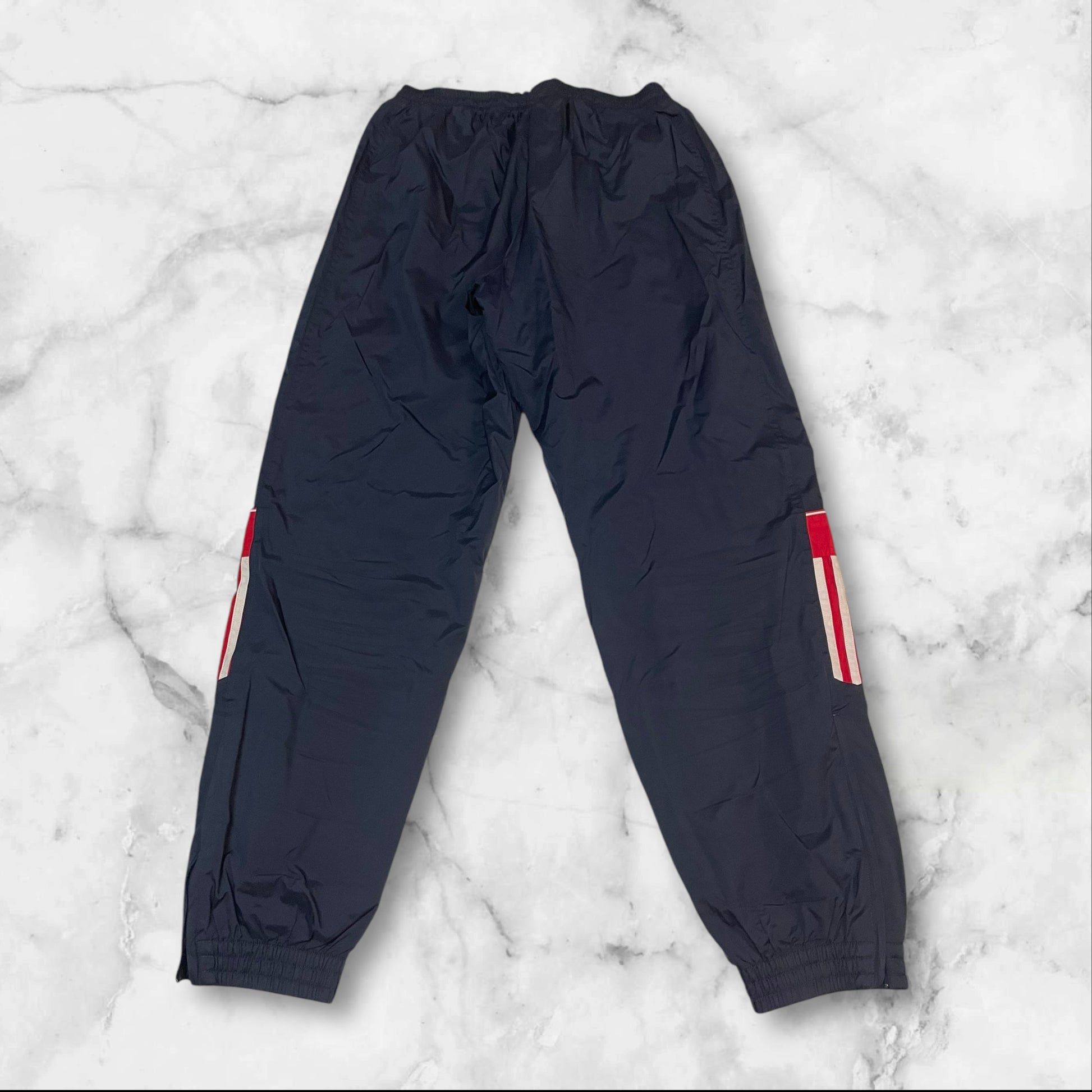 Entdecke unsere Vintage Track Pants von Nike und anderen Marken, erhältlich bei Valuxery.de - Dein Shop für trendige Vintage - Kleidung. Unsere Track Pants sind aus hochwertigen Materialien und