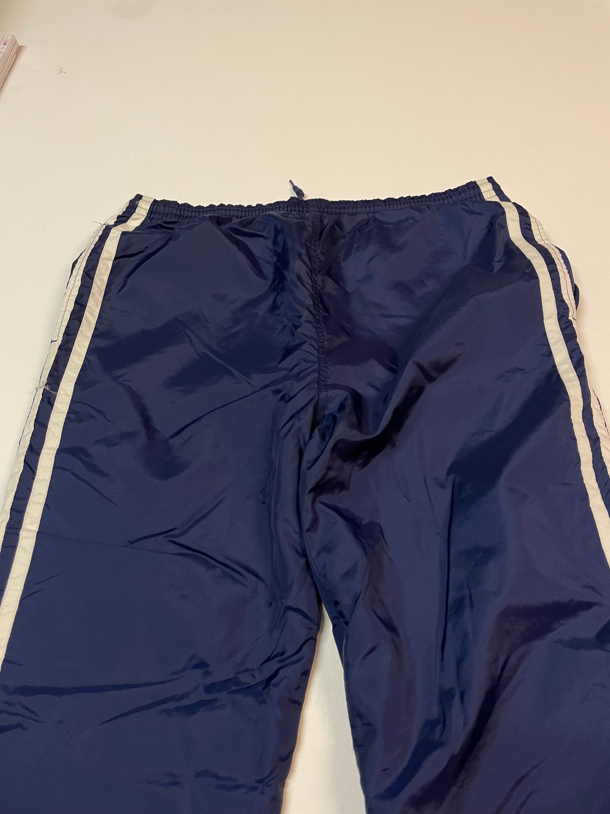 Entdecke unsere Vintage Track Pants von Nike und anderen Marken, erhältlich bei Valuxery.de - Dein Shop für trendige Vintage - Kleidung. Unsere Track Pants sind aus hochwertigen Materialien und
