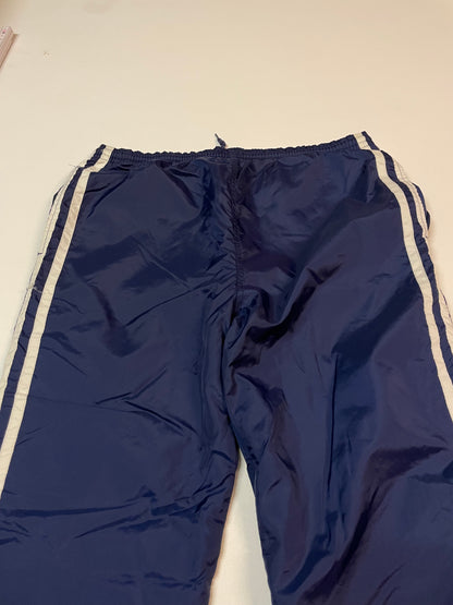 Entdecke unsere Vintage Track Pants von Nike und anderen Marken, erhältlich bei Valuxery.de - Dein Shop für trendige Vintage - Kleidung. Unsere Track Pants sind aus hochwertigen Materialien und
