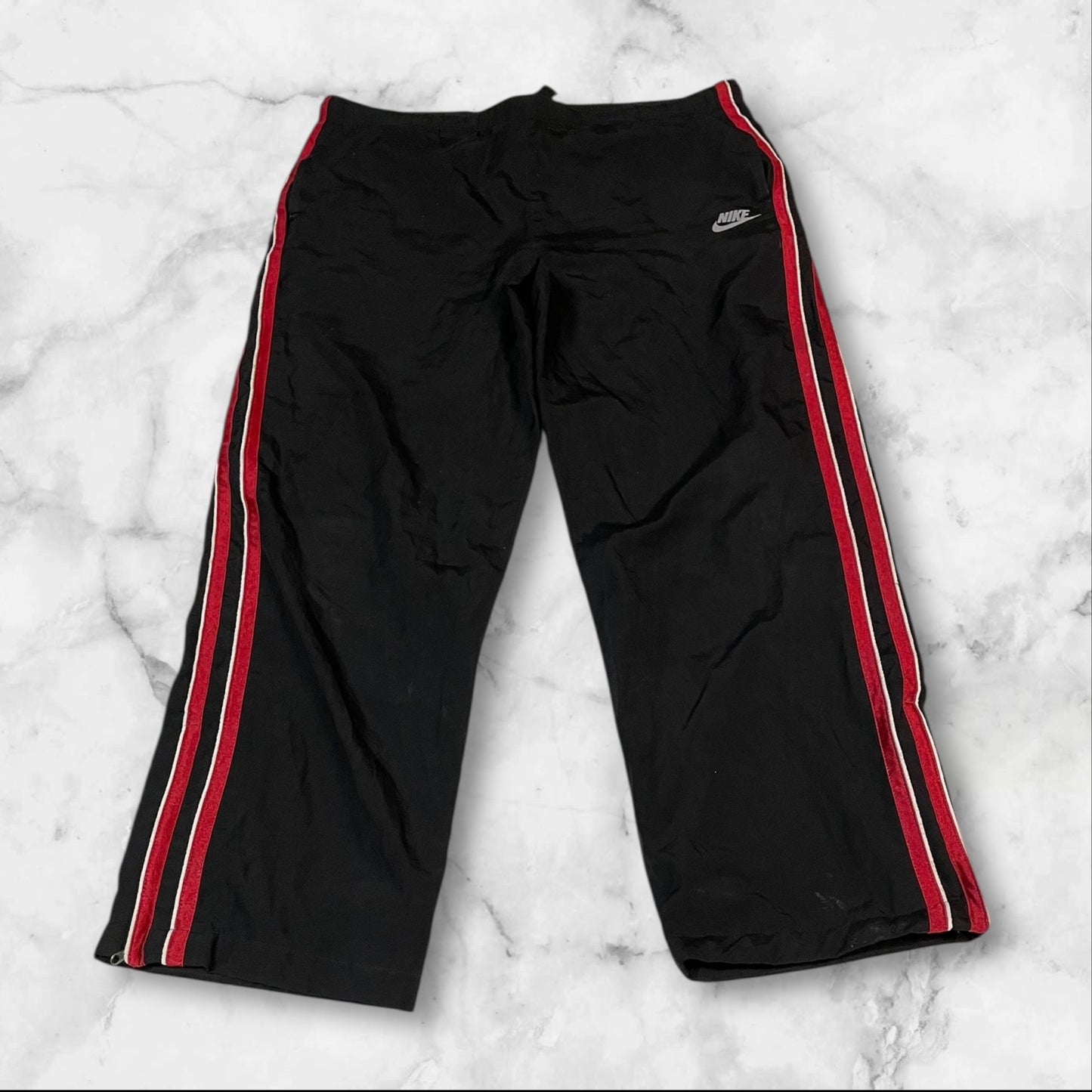 Entdecke unsere Vintage Track Pants von Nike und anderen Marken, erhältlich bei Valuxery.de - Dein Shop für trendige Vintage - Kleidung. Unsere Track Pants sind aus hochwertigen Materialien und