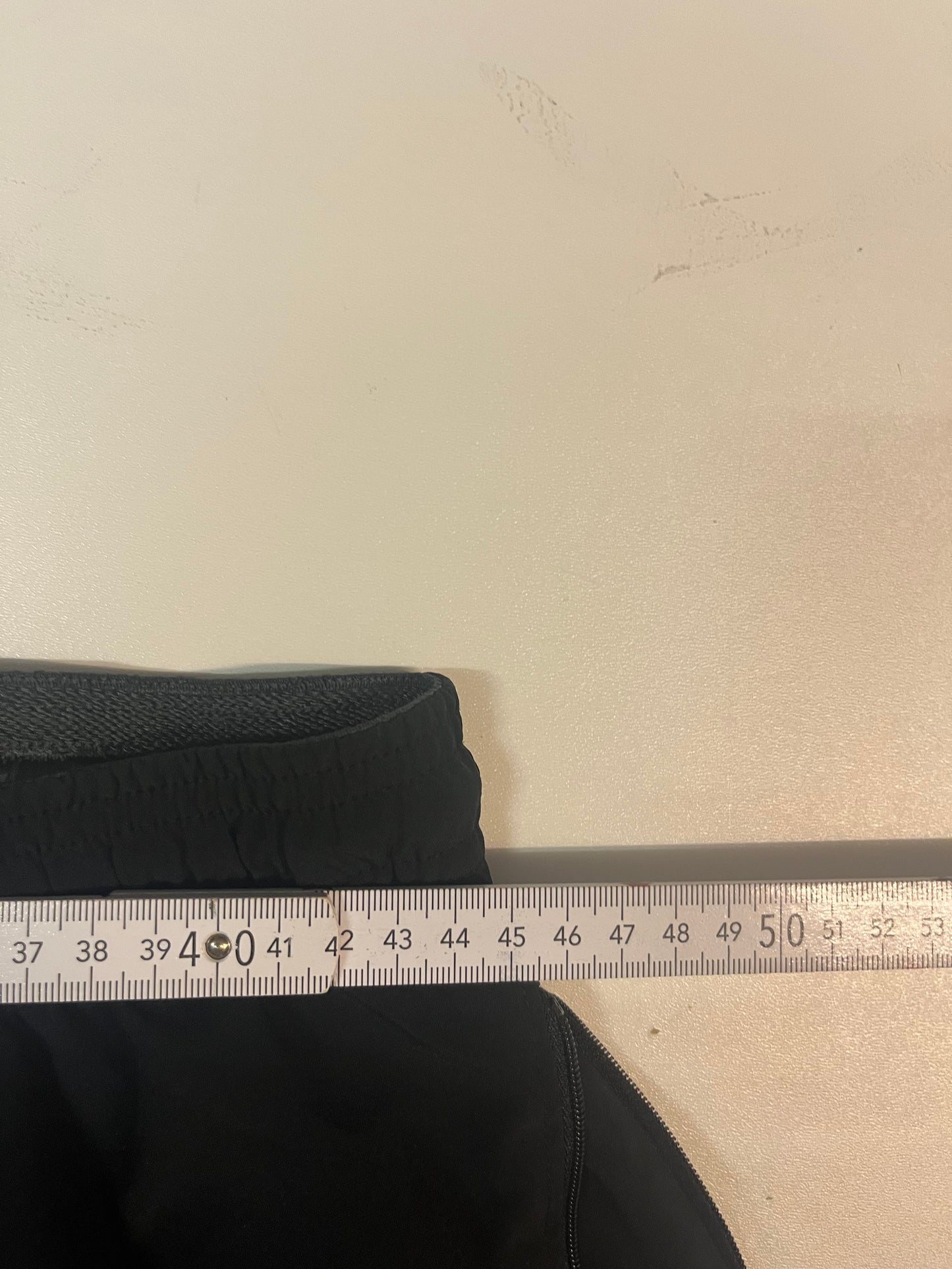 Entdecke unsere Vintage Track Pants von Nike und anderen Marken, erhältlich bei Valuxery.de - Dein Shop für trendige Vintage - Kleidung. Unsere Track Pants sind aus hochwertigen Materialien und