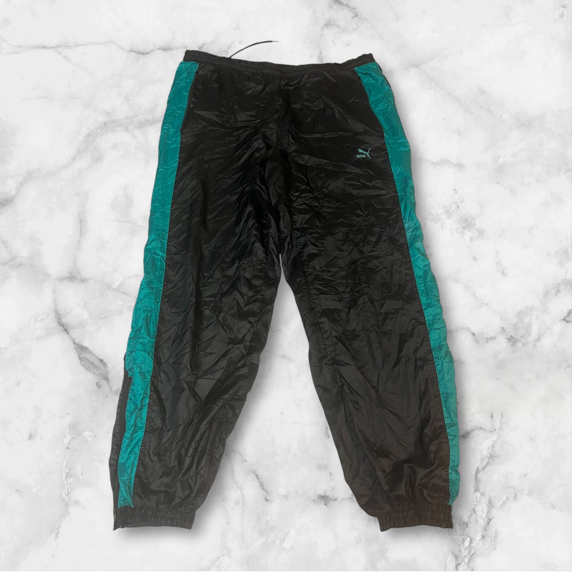 Entdecke unsere Vintage Track Pants von Nike und anderen Marken, erhältlich bei Valuxery.de - Dein Shop für trendige Vintage - Kleidung. Unsere Track Pants sind aus hochwertigen Materialien und