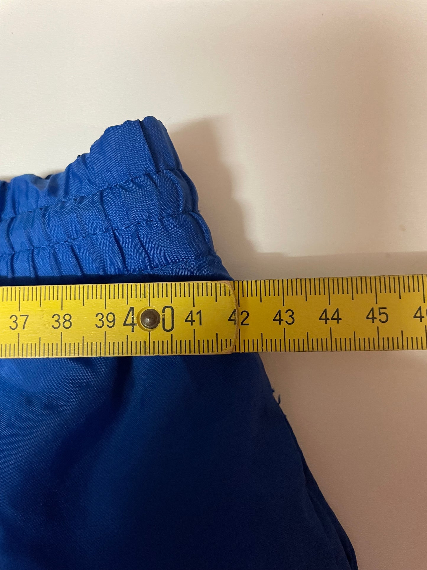 Entdecke unsere Vintage Track Pants von Nike und anderen Marken, erhältlich bei Valuxery.de - Dein Shop für trendige Vintage - Kleidung. Unsere Track Pants sind aus hochwertigen Materialien und