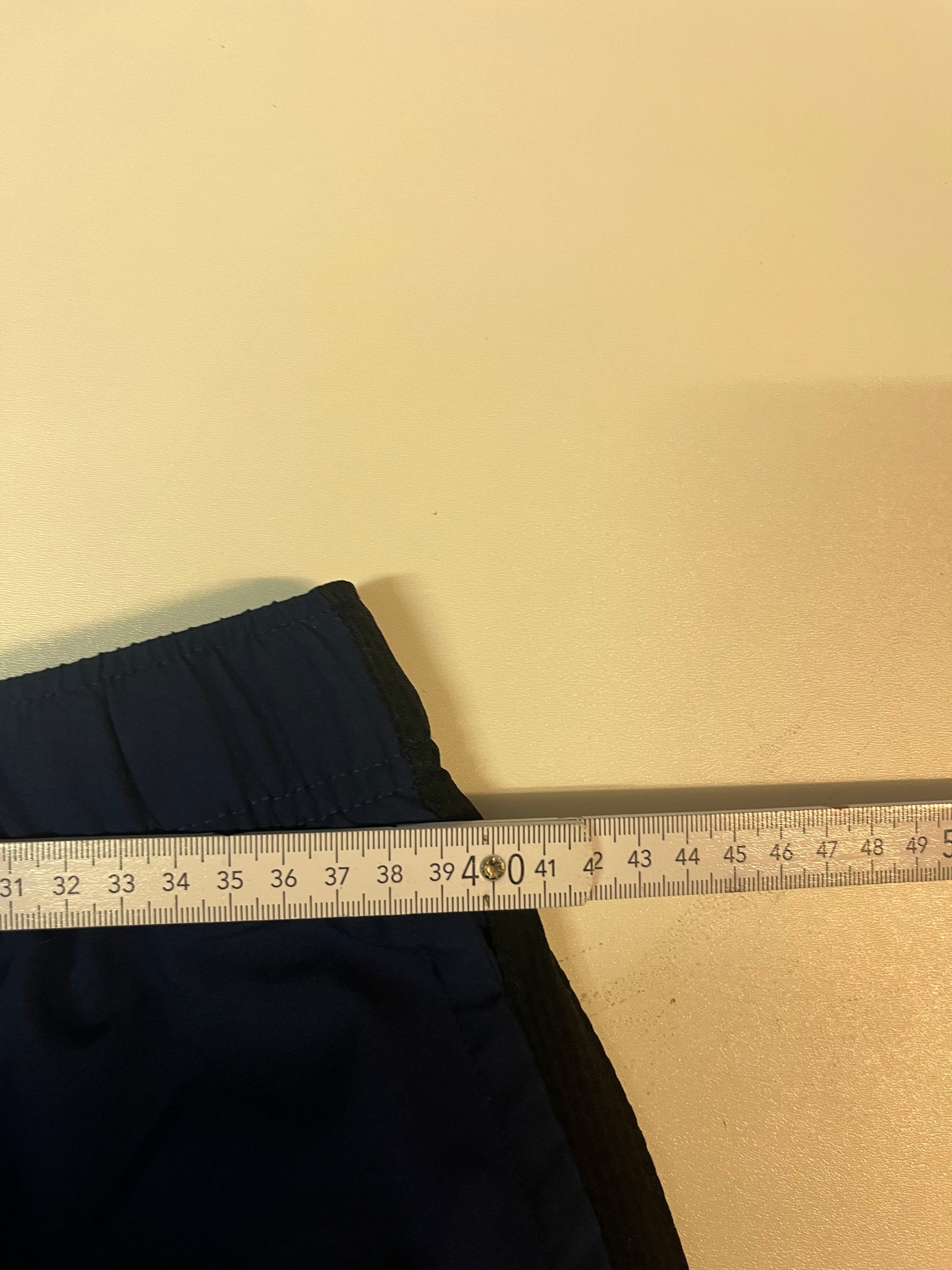 Entdecke unsere Vintage Track Pants von Nike und anderen Marken, erhältlich bei Valuxery.de - Dein Shop für trendige Vintage - Kleidung. Unsere Track Pants sind aus hochwertigen Materialien und