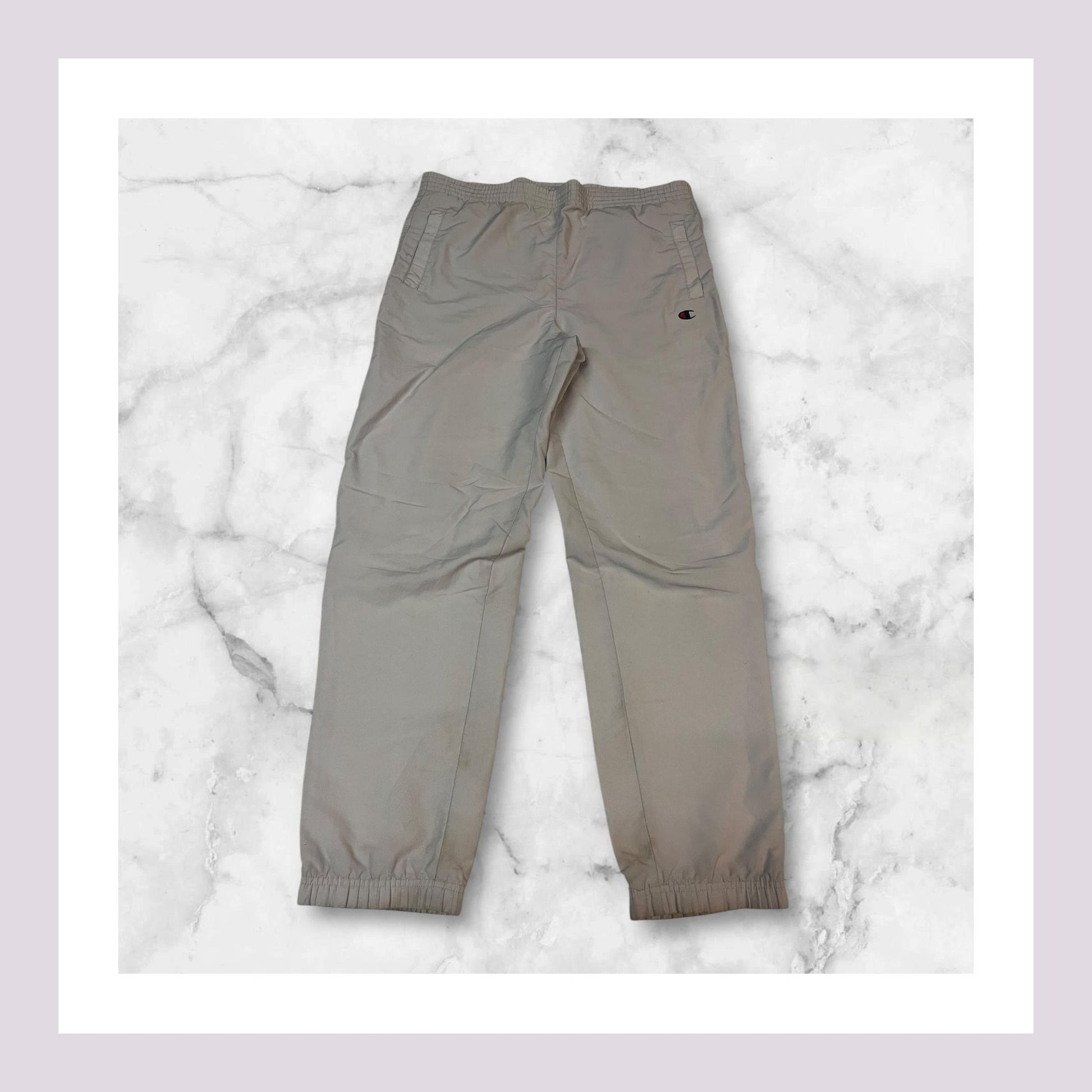 Entdecke unsere Vintage Track Pants von Nike und anderen Marken, erhältlich bei Valuxery.de - Dein Shop für trendige Vintage - Kleidung. Unsere Track Pants sind aus hochwertigen Materialien und