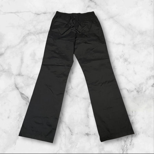 Entdecke unsere Vintage Track Pants von Nike und anderen Marken, erhältlich bei Valuxery.de - Dein Shop für trendige Vintage - Kleidung. Unsere Track Pants sind aus hochwertigen Materialien und