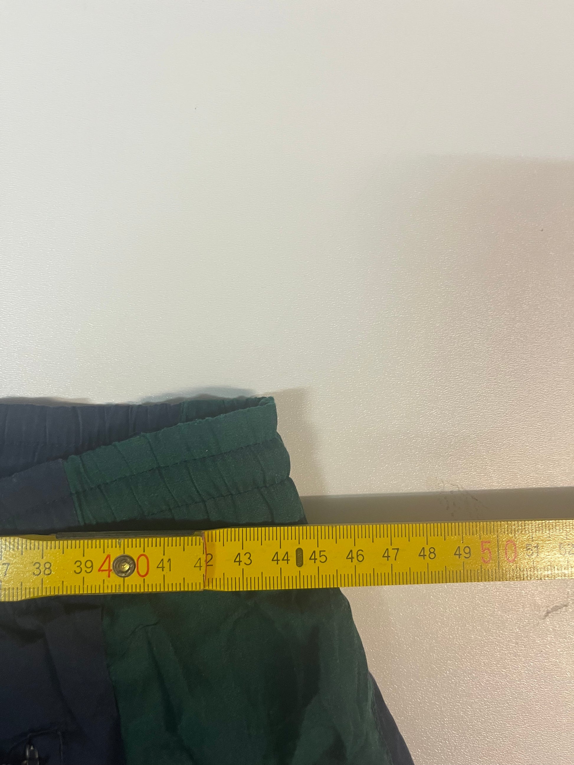 Entdecke unsere Vintage Track Pants von Nike und anderen Marken, erhältlich bei Valuxery.de - Dein Shop für trendige Vintage - Kleidung. Unsere Track Pants sind aus hochwertigen Materialien und