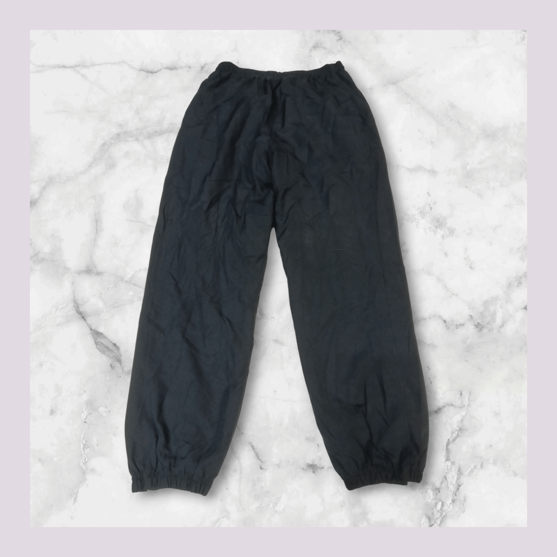 Entdecke unsere Vintage Track Pants von Nike und anderen Marken, erhältlich bei Valuxery.de - Dein Shop für trendige Vintage - Kleidung. Unsere Track Pants sind aus hochwertigen Materialien und