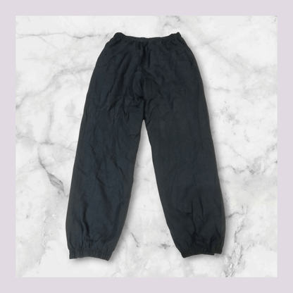 Entdecke unsere Vintage Track Pants von Nike und anderen Marken, erhältlich bei Valuxery.de - Dein Shop für trendige Vintage - Kleidung. Unsere Track Pants sind aus hochwertigen Materialien und