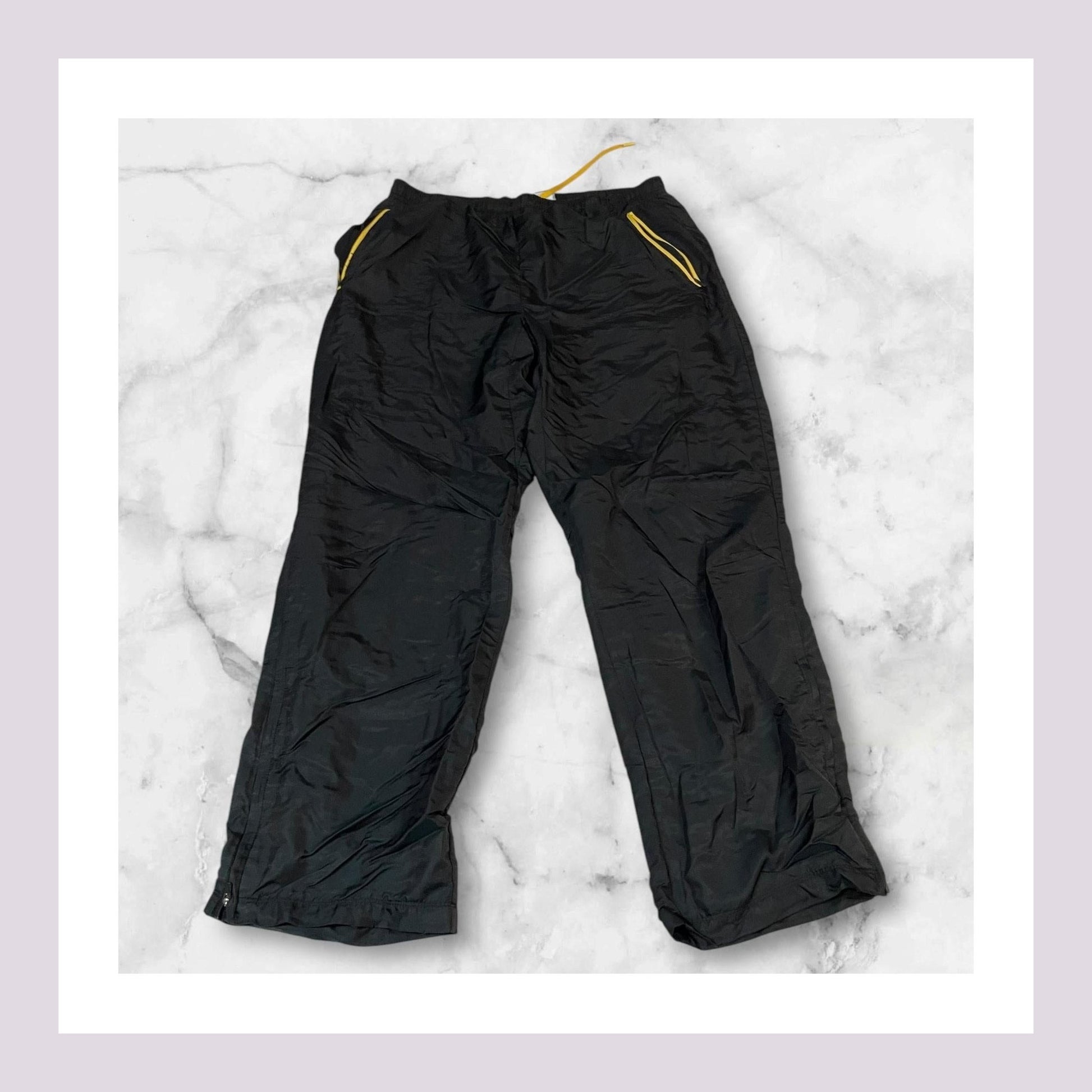 Entdecke unsere Vintage Track Pants von Nike und anderen Marken, erhältlich bei Valuxery.de - Dein Shop für trendige Vintage - Kleidung. Unsere Track Pants sind aus hochwertigen Materialien und