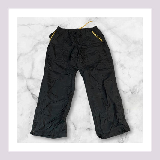 Entdecke unsere Vintage Track Pants von Nike und anderen Marken, erhältlich bei Valuxery.de - Dein Shop für trendige Vintage - Kleidung. Unsere Track Pants sind aus hochwertigen Materialien und