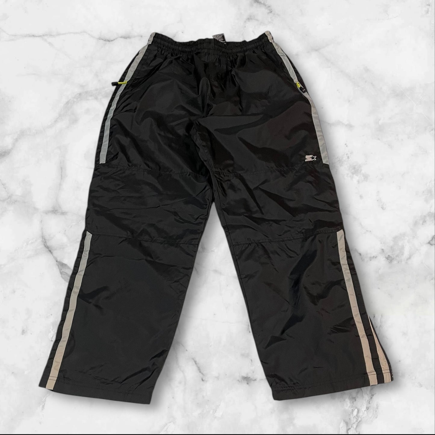 Entdecke unsere Vintage Track Pants von Nike und anderen Marken, erhältlich bei Valuxery.de - Dein Shop für trendige Vintage - Kleidung. Unsere Track Pants sind aus hochwertigen Materialien und