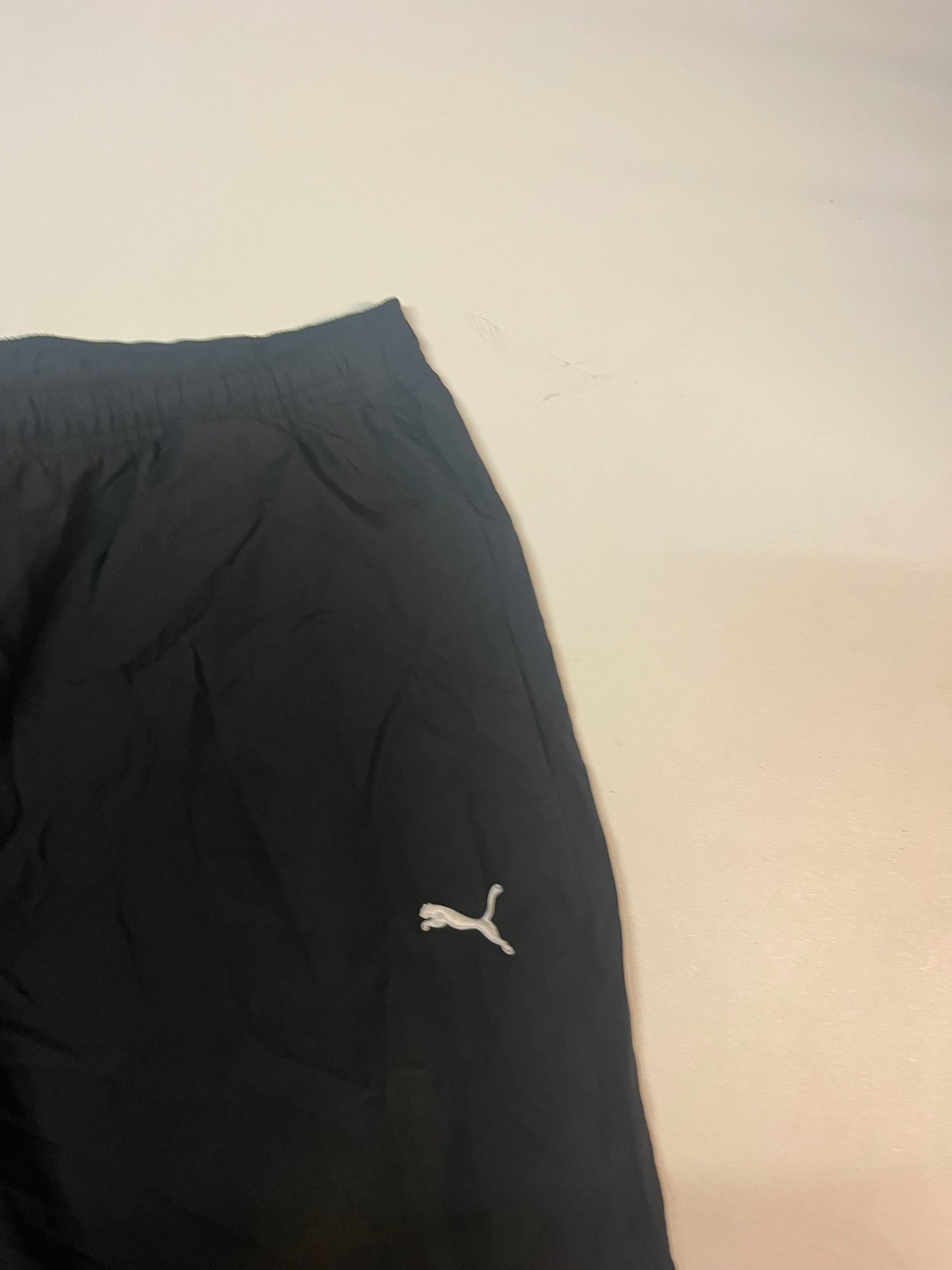 Entdecke unsere Vintage Track Pants von Nike und anderen Marken, erhältlich bei Valuxery.de - Dein Shop für trendige Vintage - Kleidung. Unsere Track Pants sind aus hochwertigen Materialien und