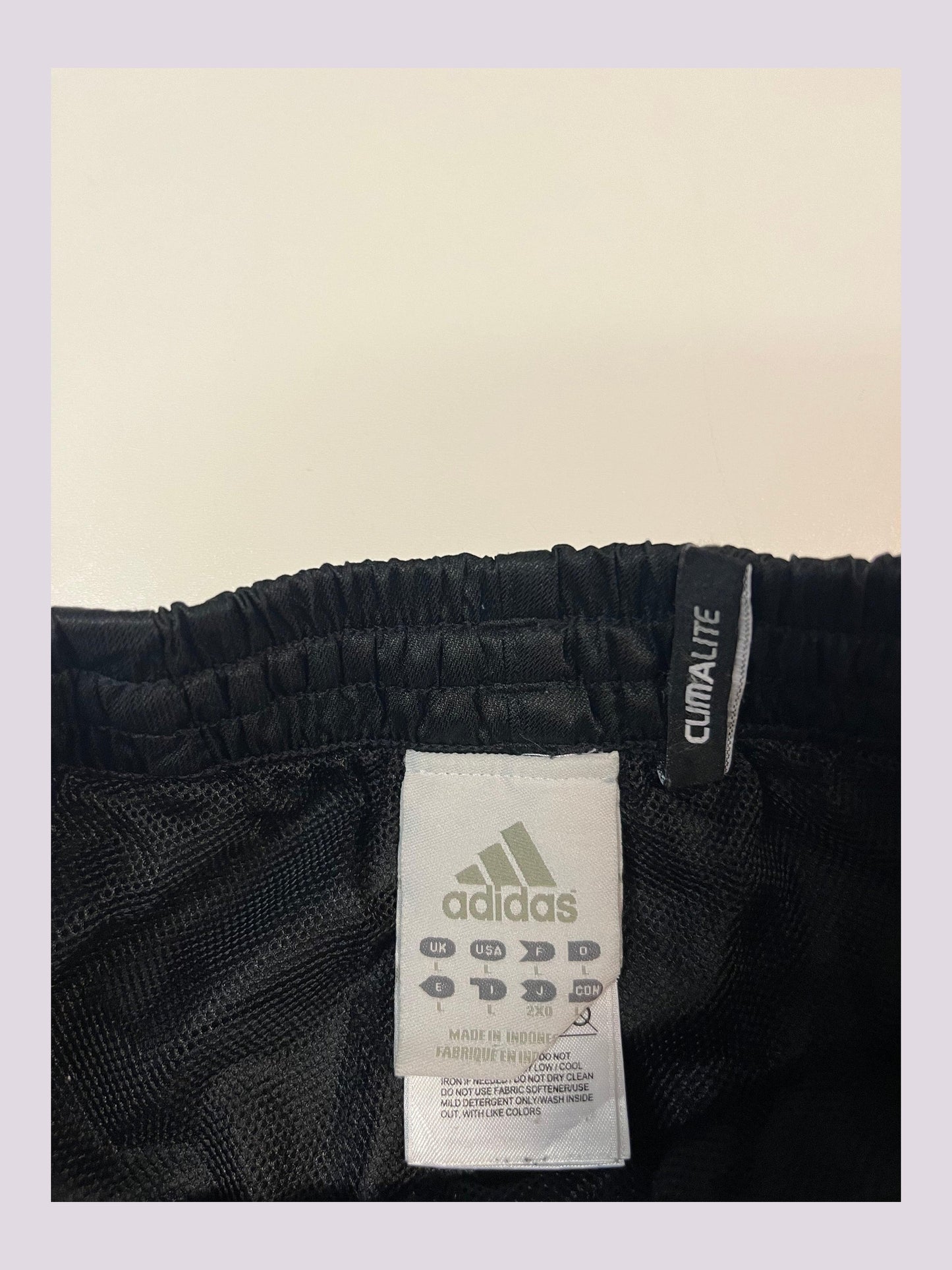 Entdecke unsere Vintage Track Pants von Nike und anderen Marken, erhältlich bei Valuxery.de - Dein Shop für trendige Vintage - Kleidung. Unsere Track Pants sind aus hochwertigen Materialien und