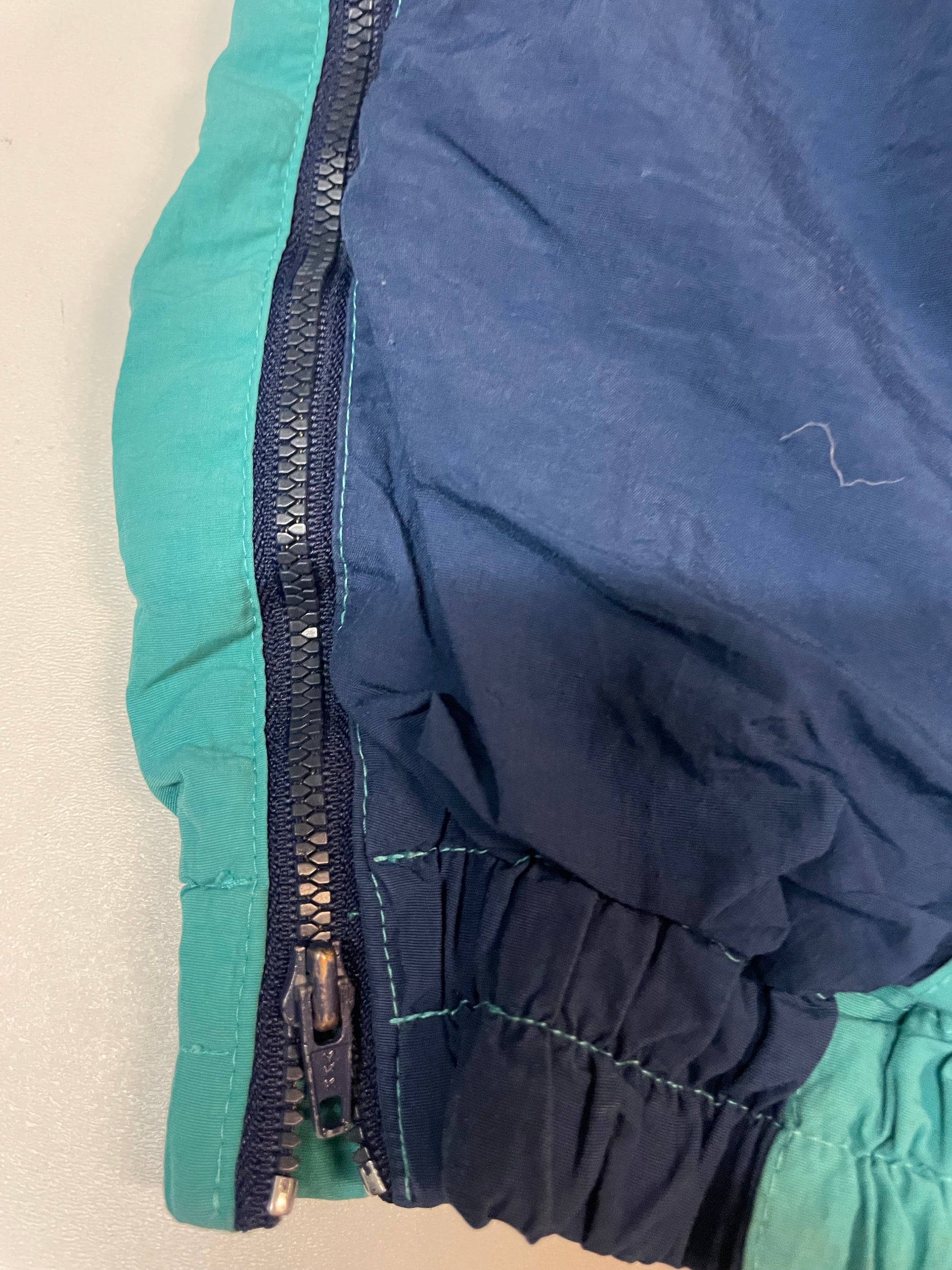 Entdecke unsere Vintage Track Pants von Nike und anderen Marken, erhältlich bei Valuxery.de - Dein Shop für trendige Vintage - Kleidung. Unsere Track Pants sind aus hochwertigen Materialien und