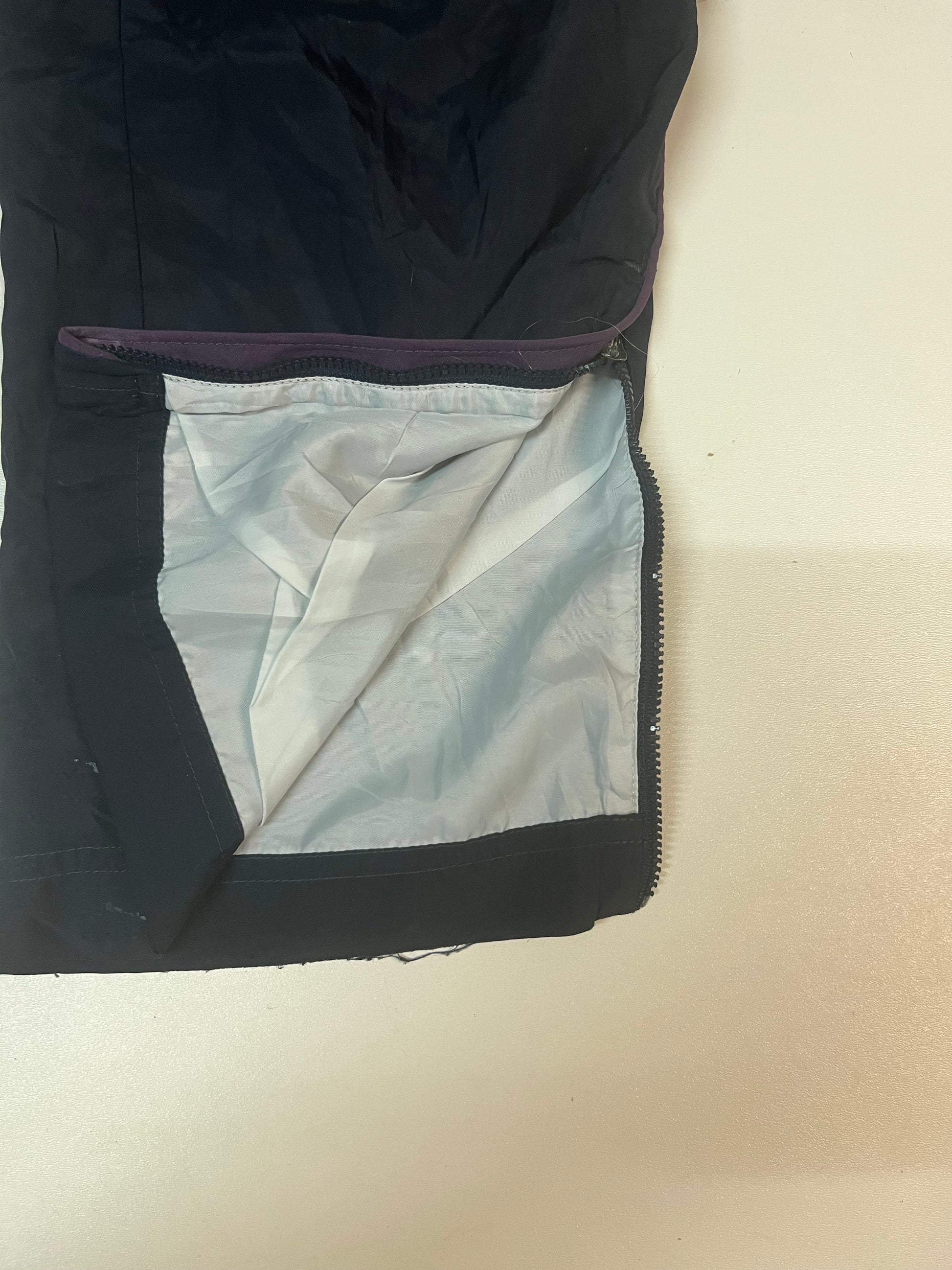 Entdecke unsere Vintage Track Pants von Nike und anderen Marken, erhältlich bei Valuxery.de - Dein Shop für trendige Vintage - Kleidung. Unsere Track Pants sind aus hochwertigen Materialien und