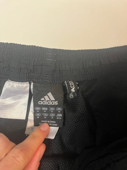 Entdecke unsere Vintage Track Pants von Nike und anderen Marken, erhältlich bei Valuxery.de - Dein Shop für trendige Vintage - Kleidung. Unsere Track Pants sind aus hochwertigen Materialien und