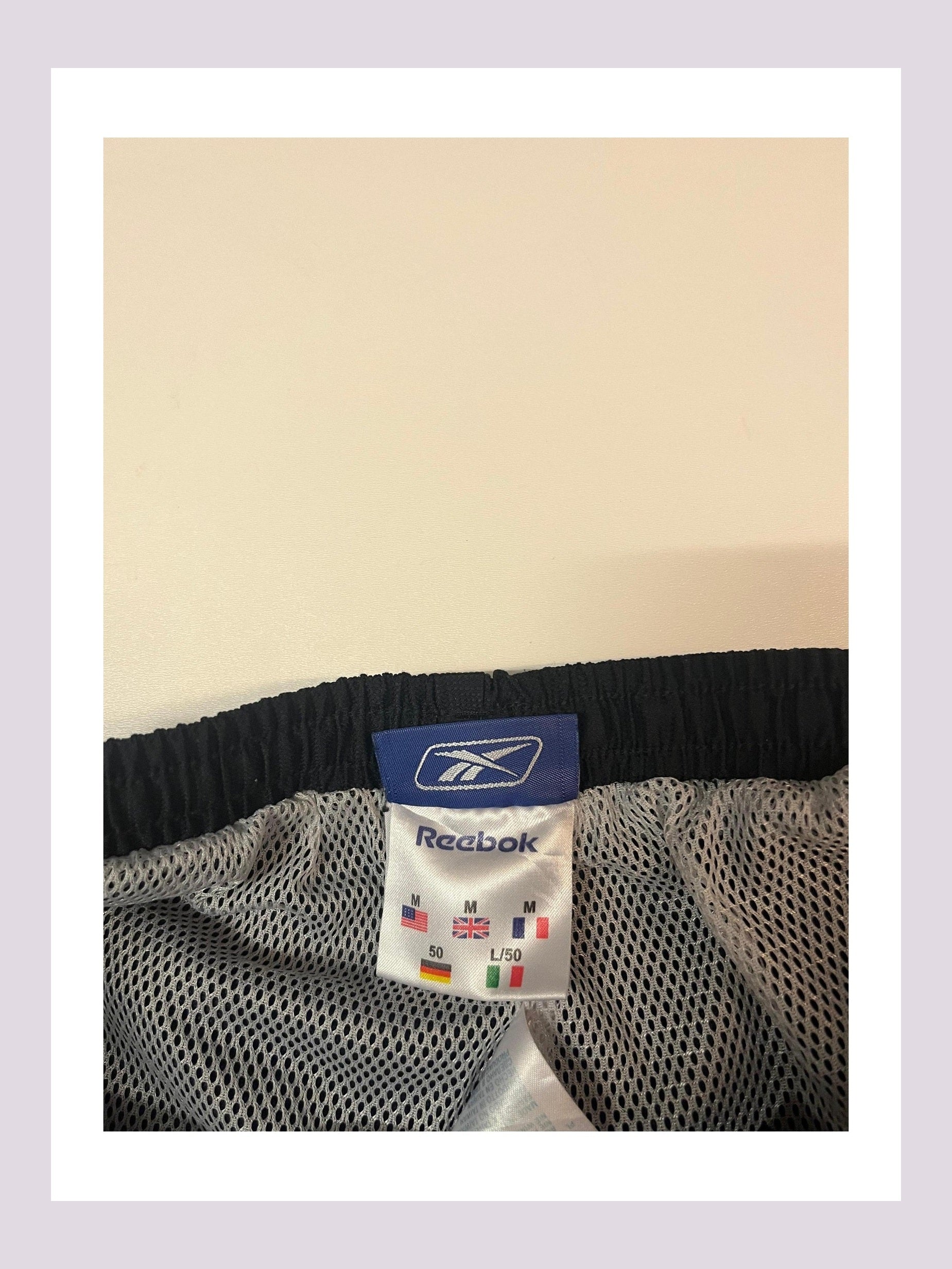 Entdecke unsere Vintage Track Pants von Nike und anderen Marken, erhältlich bei Valuxery.de - Dein Shop für trendige Vintage - Kleidung. Unsere Track Pants sind aus hochwertigen Materialien und