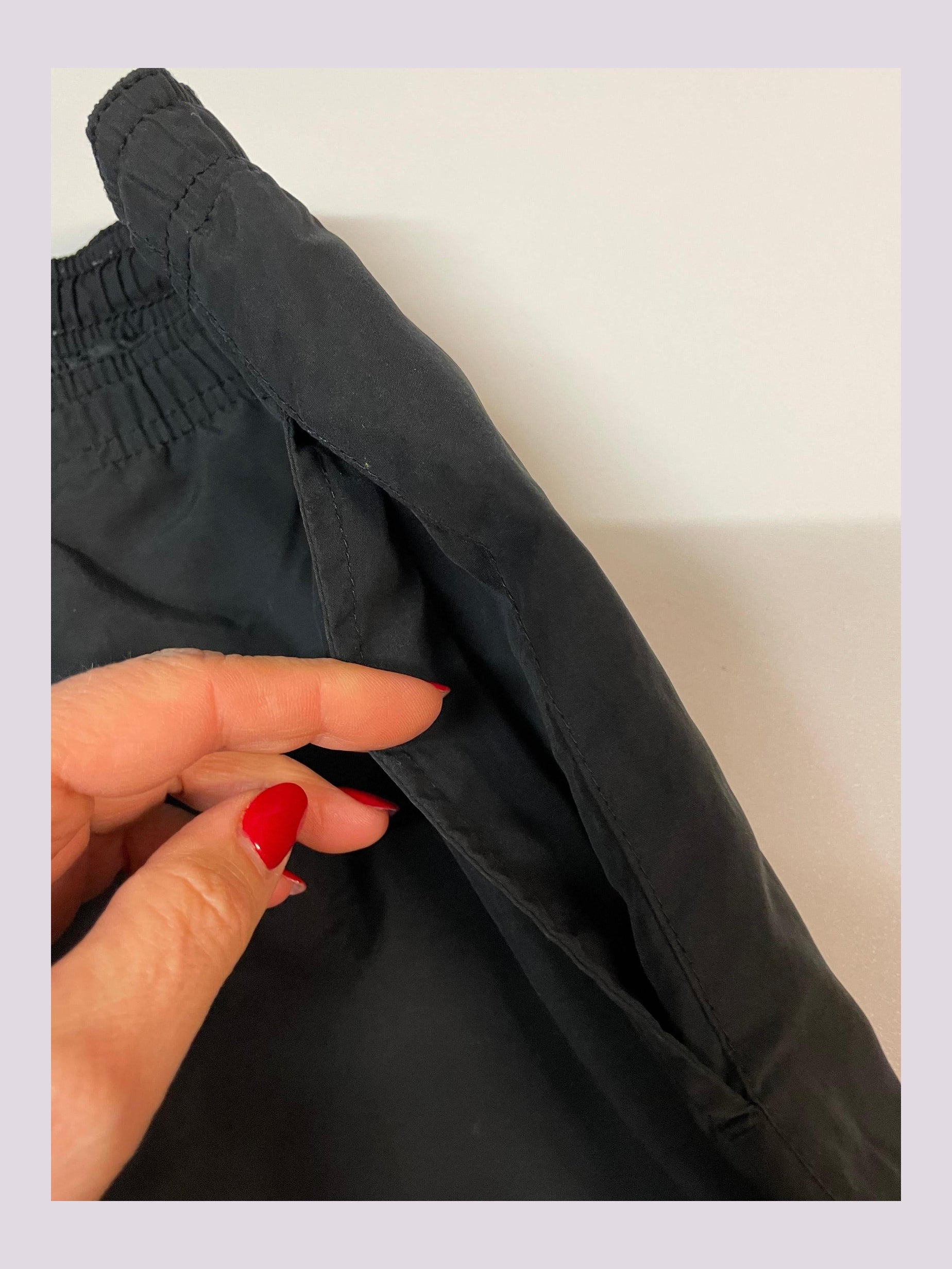 Entdecke unsere Vintage Track Pants von Nike und anderen Marken, erhältlich bei Valuxery.de - Dein Shop für trendige Vintage - Kleidung. Unsere Track Pants sind aus hochwertigen Materialien und