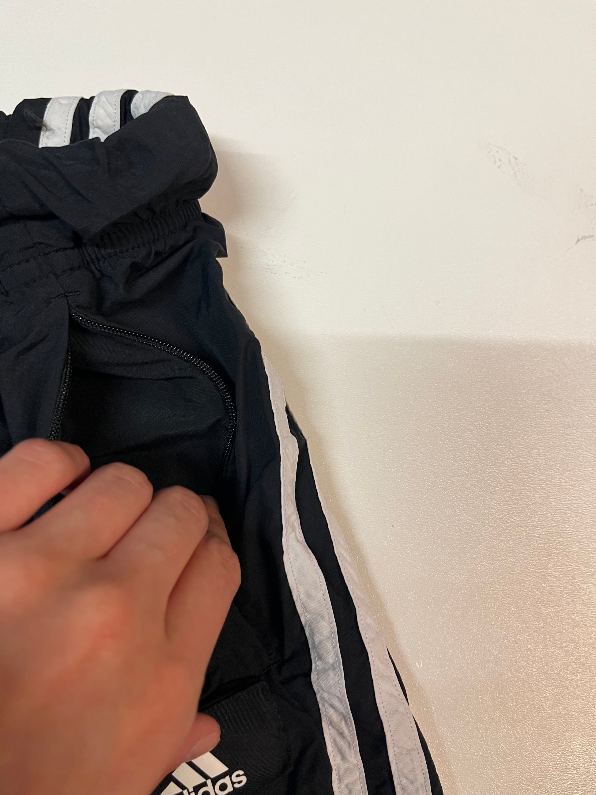 Entdecke unsere Vintage Track Pants von Nike und anderen Marken, erhältlich bei Valuxery.de - Dein Shop für trendige Vintage - Kleidung. Unsere Track Pants sind aus hochwertigen Materialien und