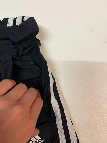 Entdecke unsere Vintage Track Pants von Nike und anderen Marken, erhältlich bei Valuxery.de - Dein Shop für trendige Vintage - Kleidung. Unsere Track Pants sind aus hochwertigen Materialien und