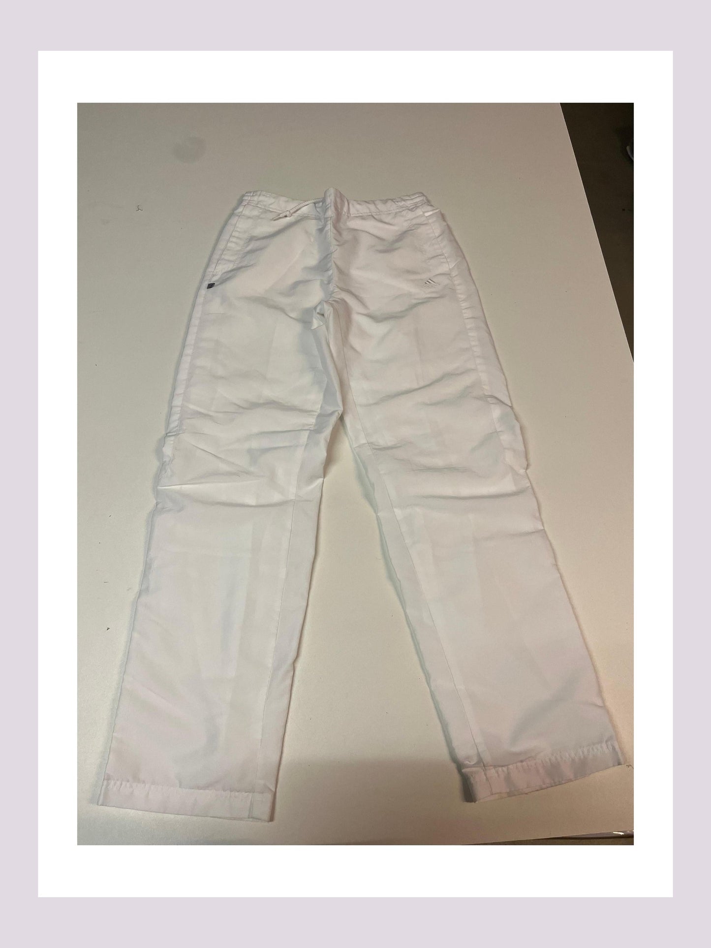 Entdecke unsere Vintage Track Pants von Nike und anderen Marken, erhältlich bei Valuxery.de - Dein Shop für trendige Vintage - Kleidung. Unsere Track Pants sind aus hochwertigen Materialien und