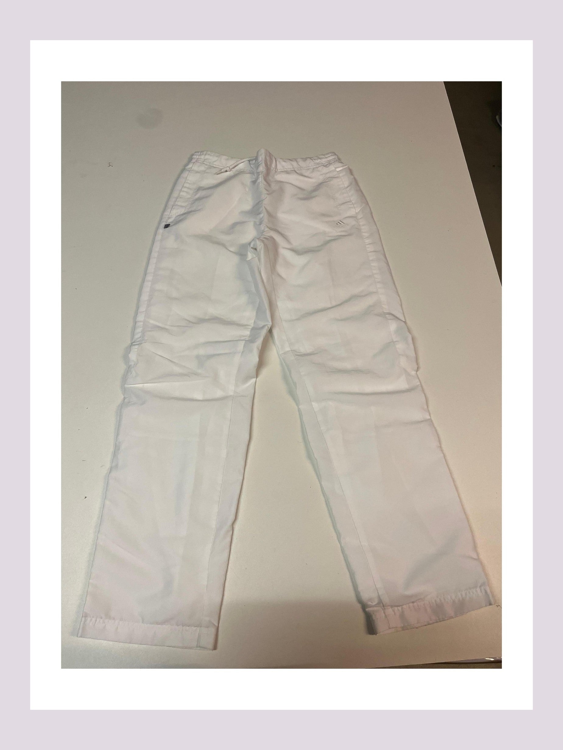 Entdecke unsere Vintage Track Pants von Nike und anderen Marken, erhältlich bei Valuxery.de - Dein Shop für trendige Vintage - Kleidung. Unsere Track Pants sind aus hochwertigen Materialien und