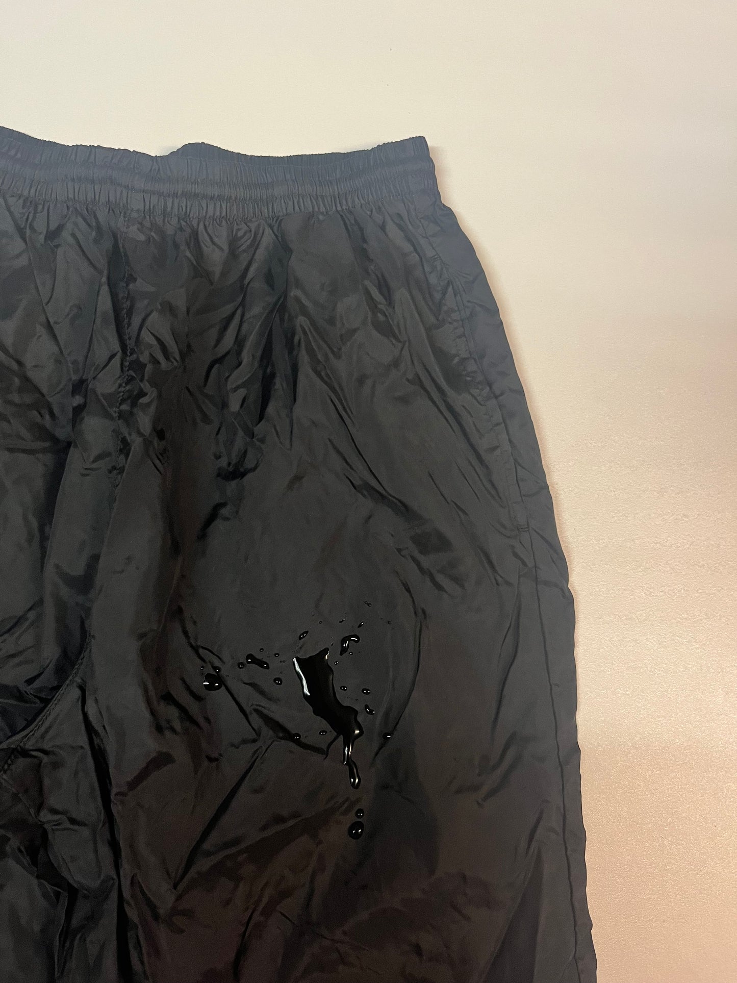 Entdecke unsere Vintage Track Pants von Nike und anderen Marken, erhältlich bei Valuxery.de - Dein Shop für trendige Vintage - Kleidung. Unsere Track Pants sind aus hochwertigen Materialien und