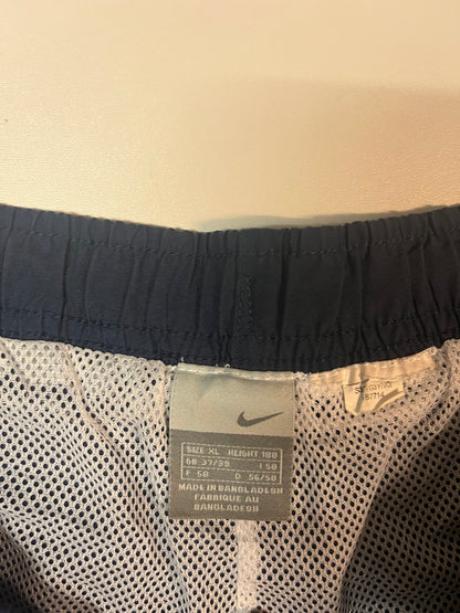 Entdecke unsere Vintage Track Pants von Nike und anderen Marken, erhältlich bei Valuxery.de - Dein Shop für trendige Vintage - Kleidung. Unsere Track Pants sind aus hochwertigen Materialien und