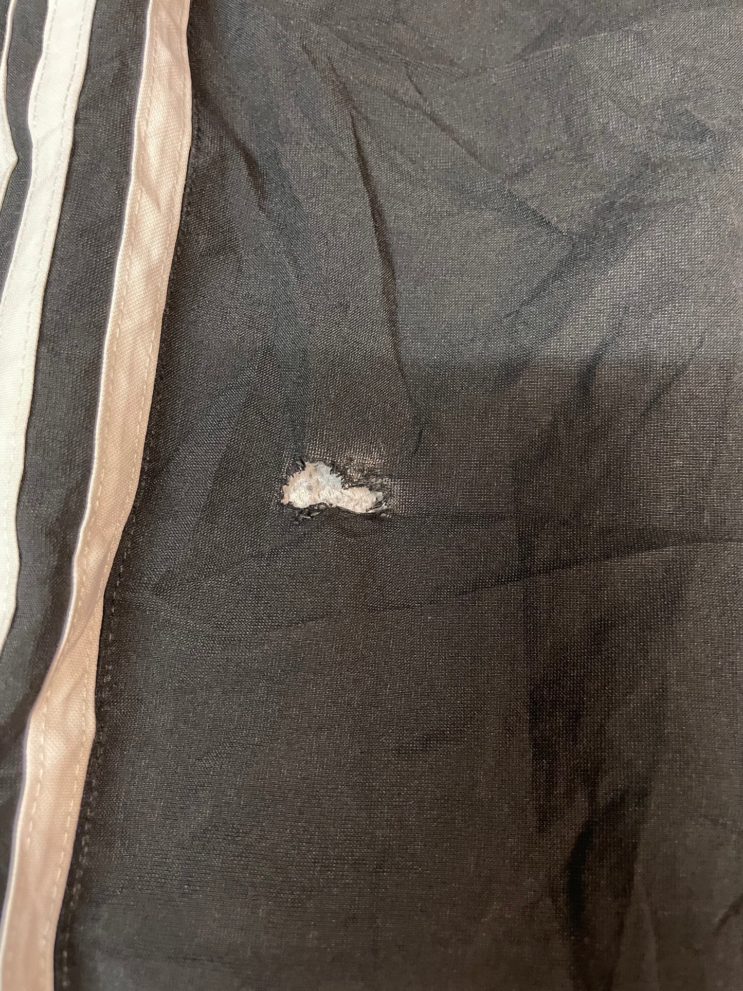 Entdecke unsere Vintage Track Pants von Nike und anderen Marken, erhältlich bei Valuxery.de - Dein Shop für trendige Vintage - Kleidung. Unsere Track Pants sind aus hochwertigen Materialien und