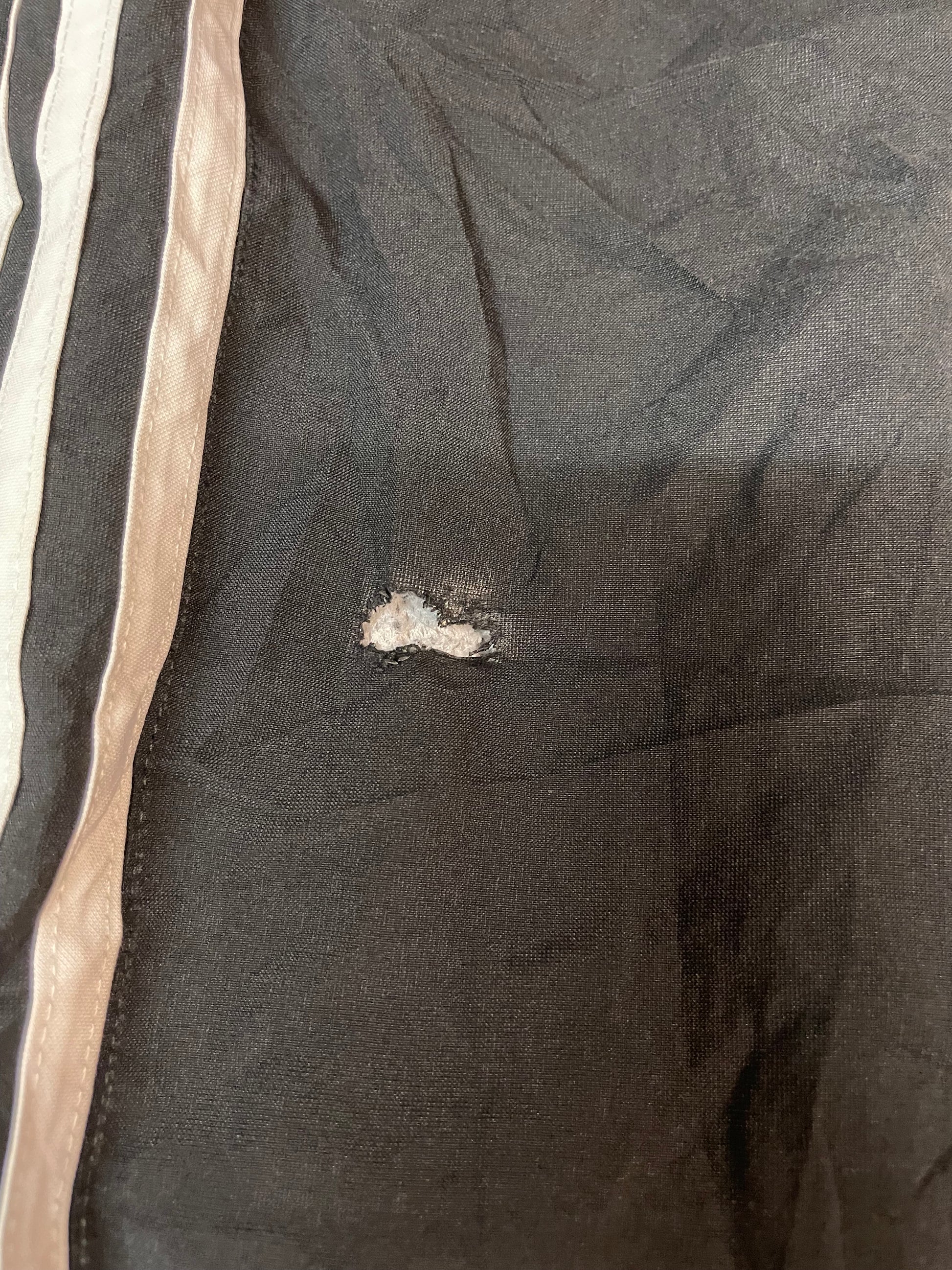 Entdecke unsere Vintage Track Pants von Nike und anderen Marken, erhältlich bei Valuxery.de - Dein Shop für trendige Vintage - Kleidung. Unsere Track Pants sind aus hochwertigen Materialien und