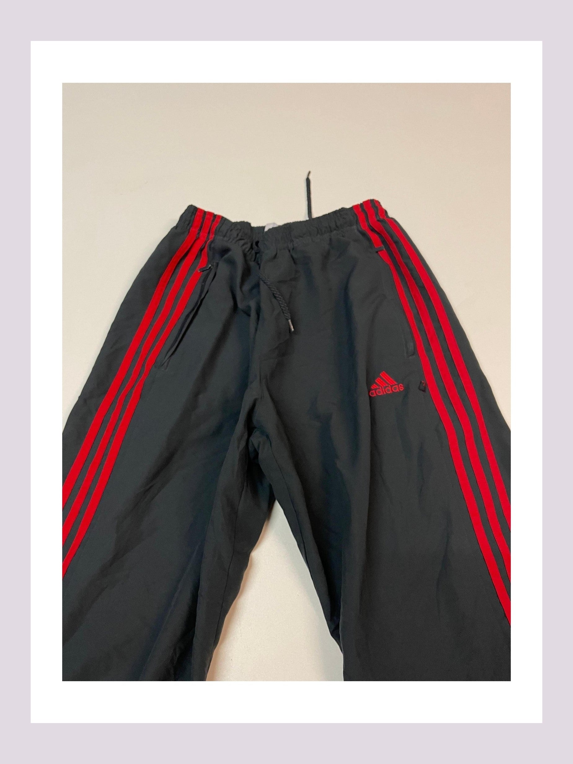 Entdecke unsere Vintage Track Pants von Nike und anderen Marken, erhältlich bei Valuxery.de - Dein Shop für trendige Vintage - Kleidung. Unsere Track Pants sind aus hochwertigen Materialien und