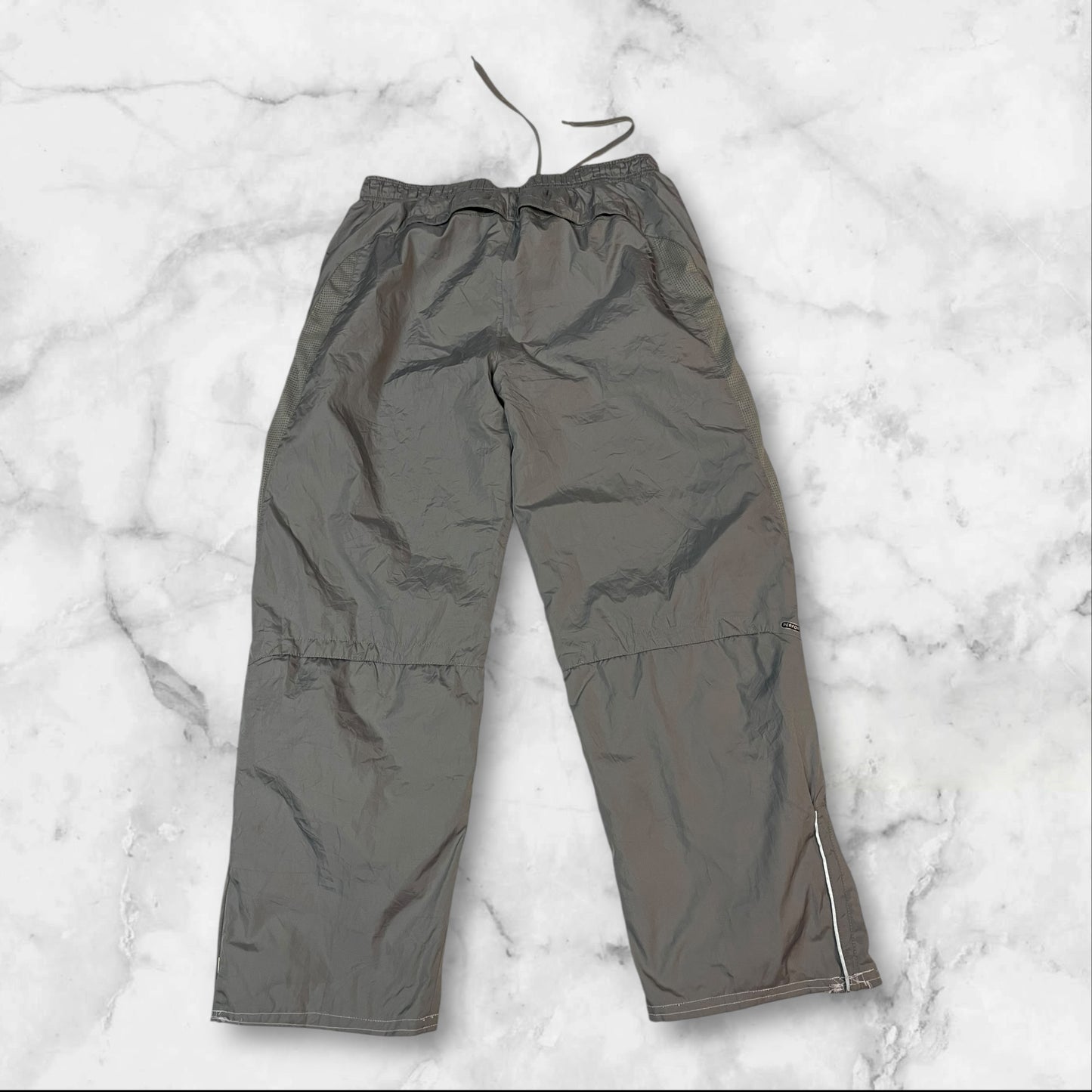 Entdecke unsere Vintage Track Pants von Nike und anderen Marken, erhältlich bei Valuxery.de - Dein Shop für trendige Vintage - Kleidung. Unsere Track Pants sind aus hochwertigen Materialien und