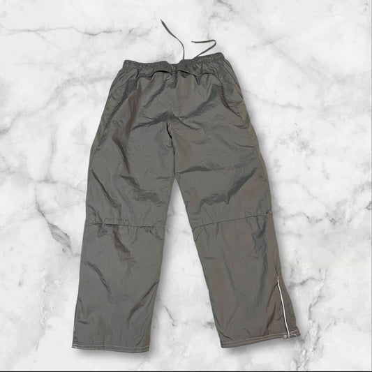 Entdecke unsere Vintage Track Pants von Nike und anderen Marken, erhältlich bei Valuxery.de - Dein Shop für trendige Vintage - Kleidung. Unsere Track Pants sind aus hochwertigen Materialien und
