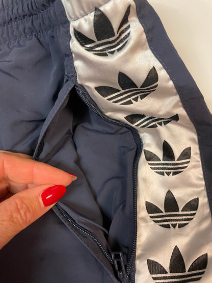 Entdecke unsere Vintage Track Pants von Nike und anderen Marken, erhältlich bei Valuxery.de - Dein Shop für trendige Vintage - Kleidung. Unsere Track Pants sind aus hochwertigen Materialien und