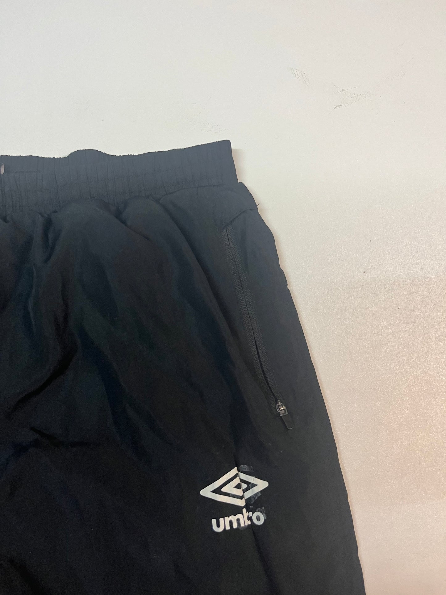 Entdecke unsere Vintage Track Pants von Nike und anderen Marken, erhältlich bei Valuxery.de - Dein Shop für trendige Vintage - Kleidung. Unsere Track Pants sind aus hochwertigen Materialien und