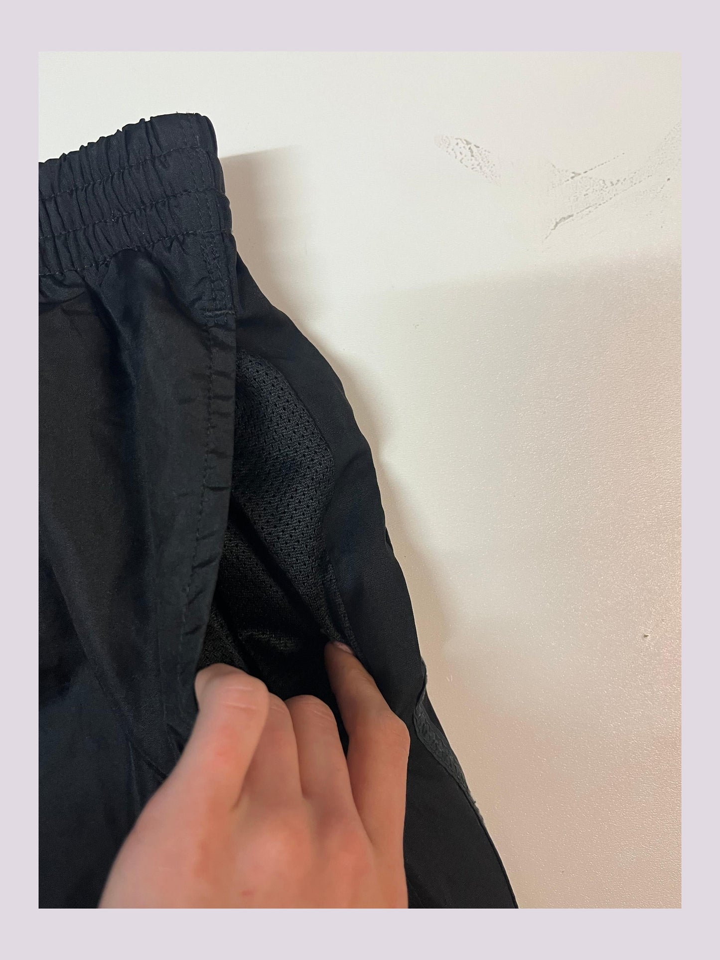 Entdecke unsere Vintage Track Pants von Nike und anderen Marken, erhältlich bei Valuxery.de - Dein Shop für trendige Vintage - Kleidung. Unsere Track Pants sind aus hochwertigen Materialien und