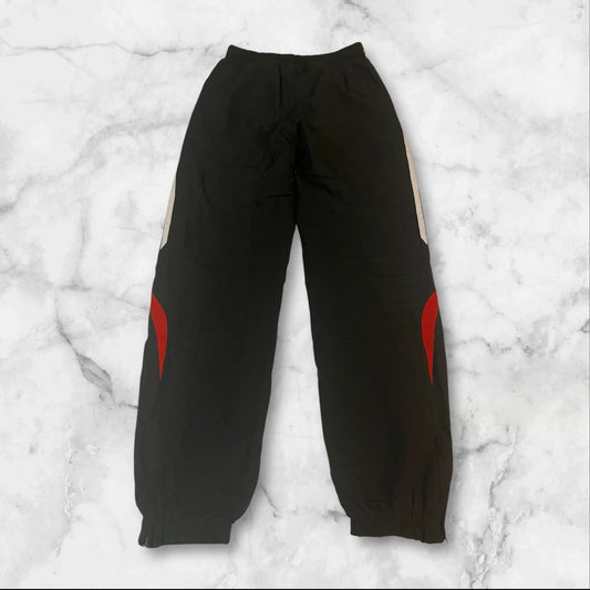 Entdecke unsere Vintage Track Pants von Nike und anderen Marken, erhältlich bei Valuxery.de - Dein Shop für trendige Vintage - Kleidung. Unsere Track Pants sind aus hochwertigen Materialien und