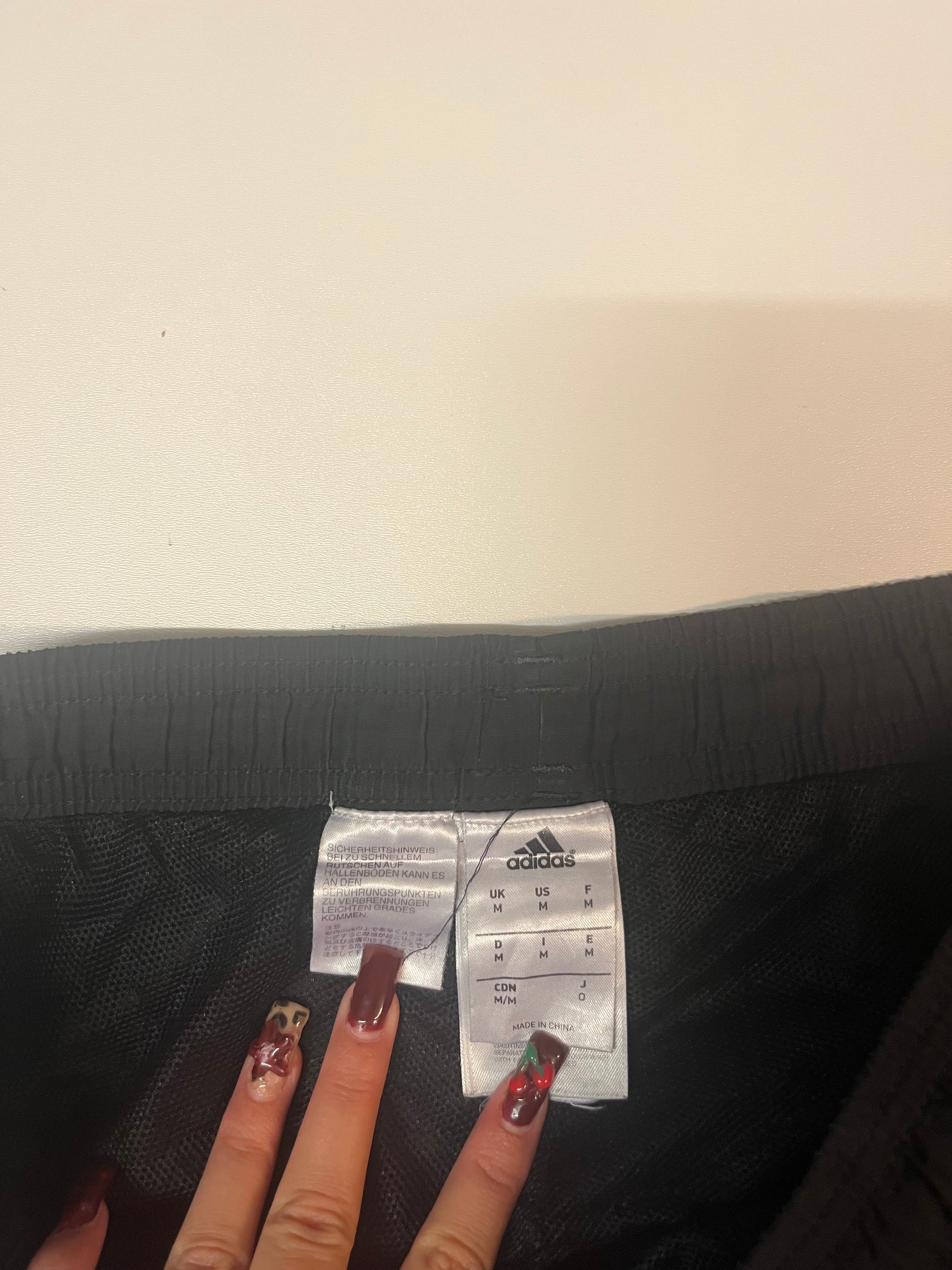 Entdecke unsere Vintage Track Pants von Nike und anderen Marken, erhältlich bei Valuxery.de - Dein Shop für trendige Vintage - Kleidung. Unsere Track Pants sind aus hochwertigen Materialien und