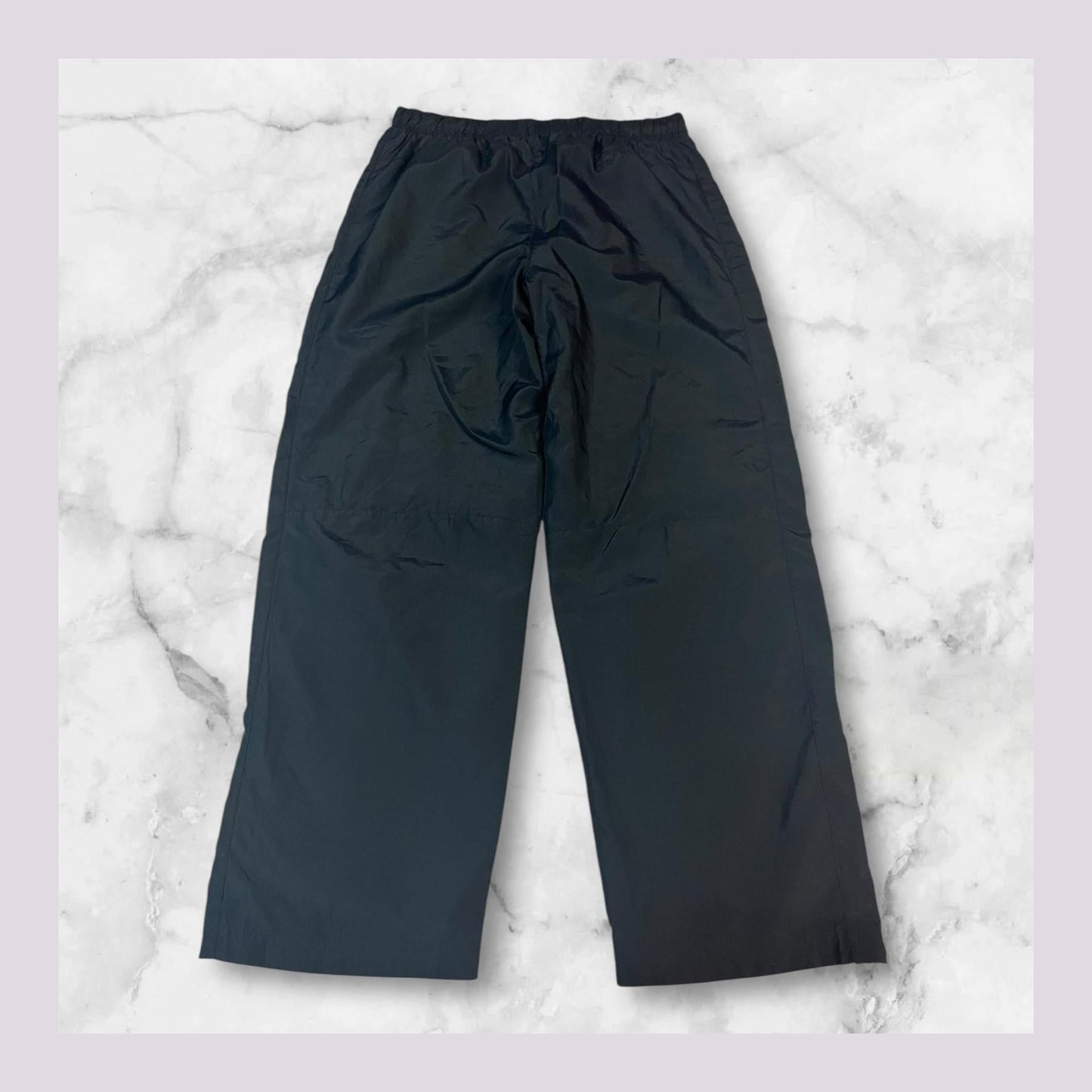 Entdecke unsere Vintage Track Pants von Nike und anderen Marken, erhältlich bei Valuxery.de - Dein Shop für trendige Vintage - Kleidung. Unsere Track Pants sind aus hochwertigen Materialien und