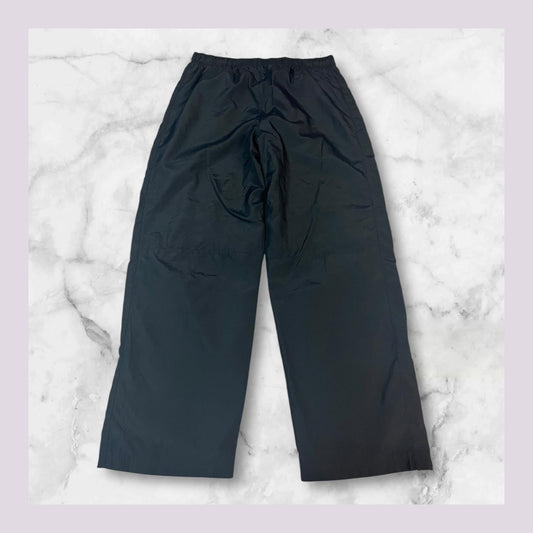 Entdecke unsere Vintage Track Pants von Nike und anderen Marken, erhältlich bei Valuxery.de - Dein Shop für trendige Vintage - Kleidung. Unsere Track Pants sind aus hochwertigen Materialien und