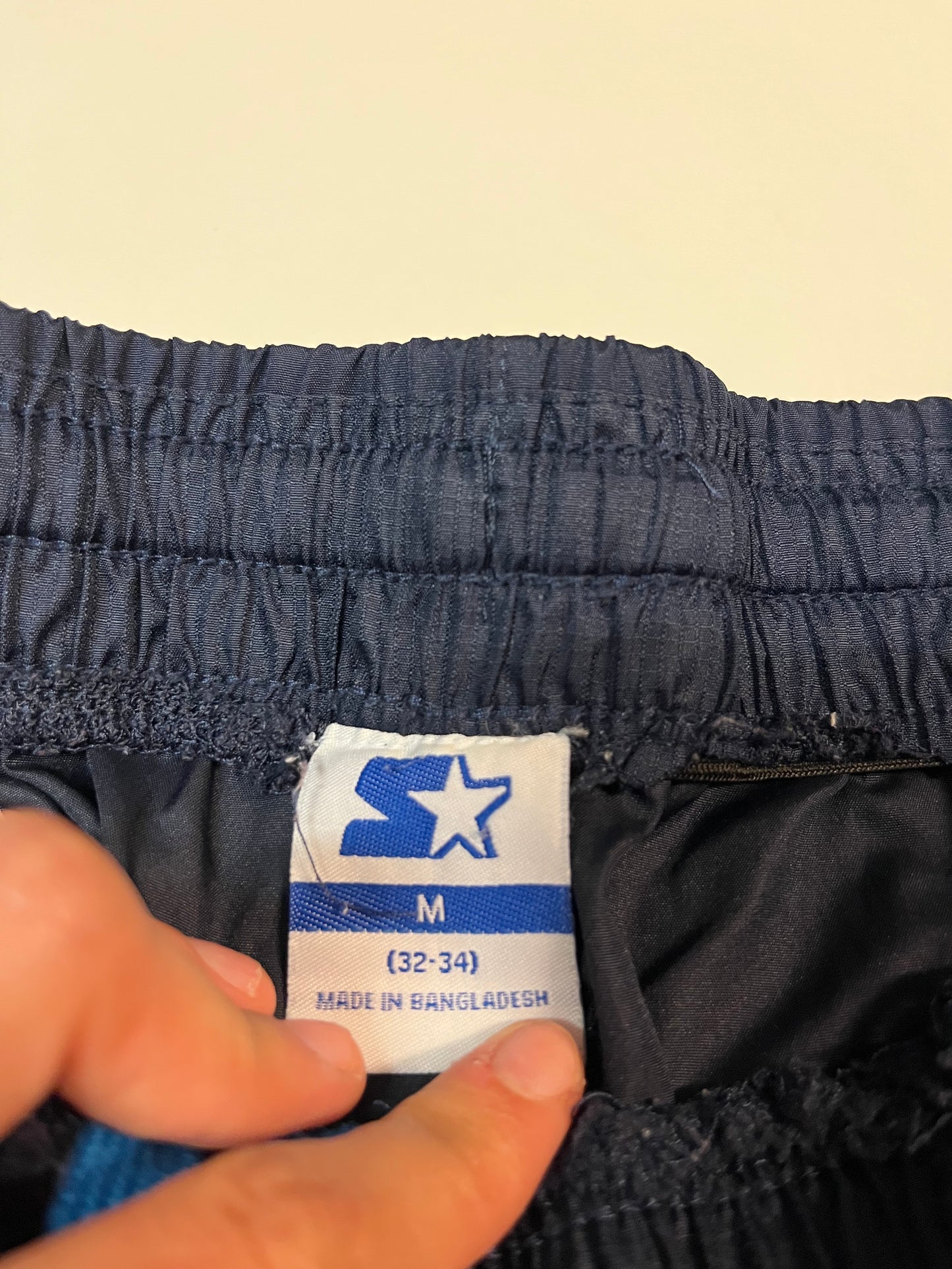 Entdecke unsere Vintage Track Pants von Nike und anderen Marken, erhältlich bei Valuxery.de - Dein Shop für trendige Vintage - Kleidung. Unsere Track Pants sind aus hochwertigen Materialien und