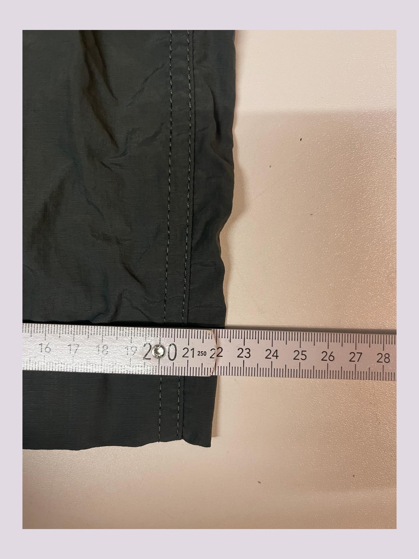 Entdecke unsere Vintage Track Pants von Nike und anderen Marken, erhältlich bei Valuxery.de - Dein Shop für trendige Vintage - Kleidung. Unsere Track Pants sind aus hochwertigen Materialien und