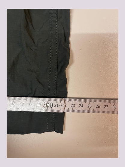 Entdecke unsere Vintage Track Pants von Nike und anderen Marken, erhältlich bei Valuxery.de - Dein Shop für trendige Vintage - Kleidung. Unsere Track Pants sind aus hochwertigen Materialien und