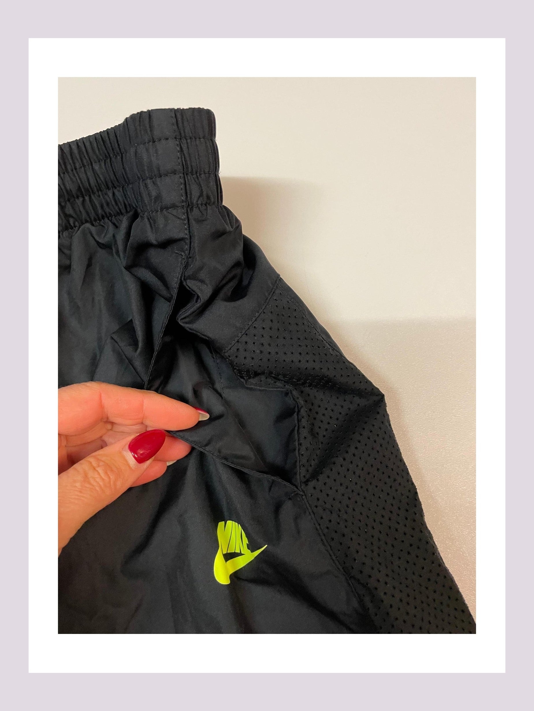 Entdecke unsere Vintage Track Pants von Nike und anderen Marken, erhältlich bei Valuxery.de - Dein Shop für trendige Vintage - Kleidung. Unsere Track Pants sind aus hochwertigen Materialien und
