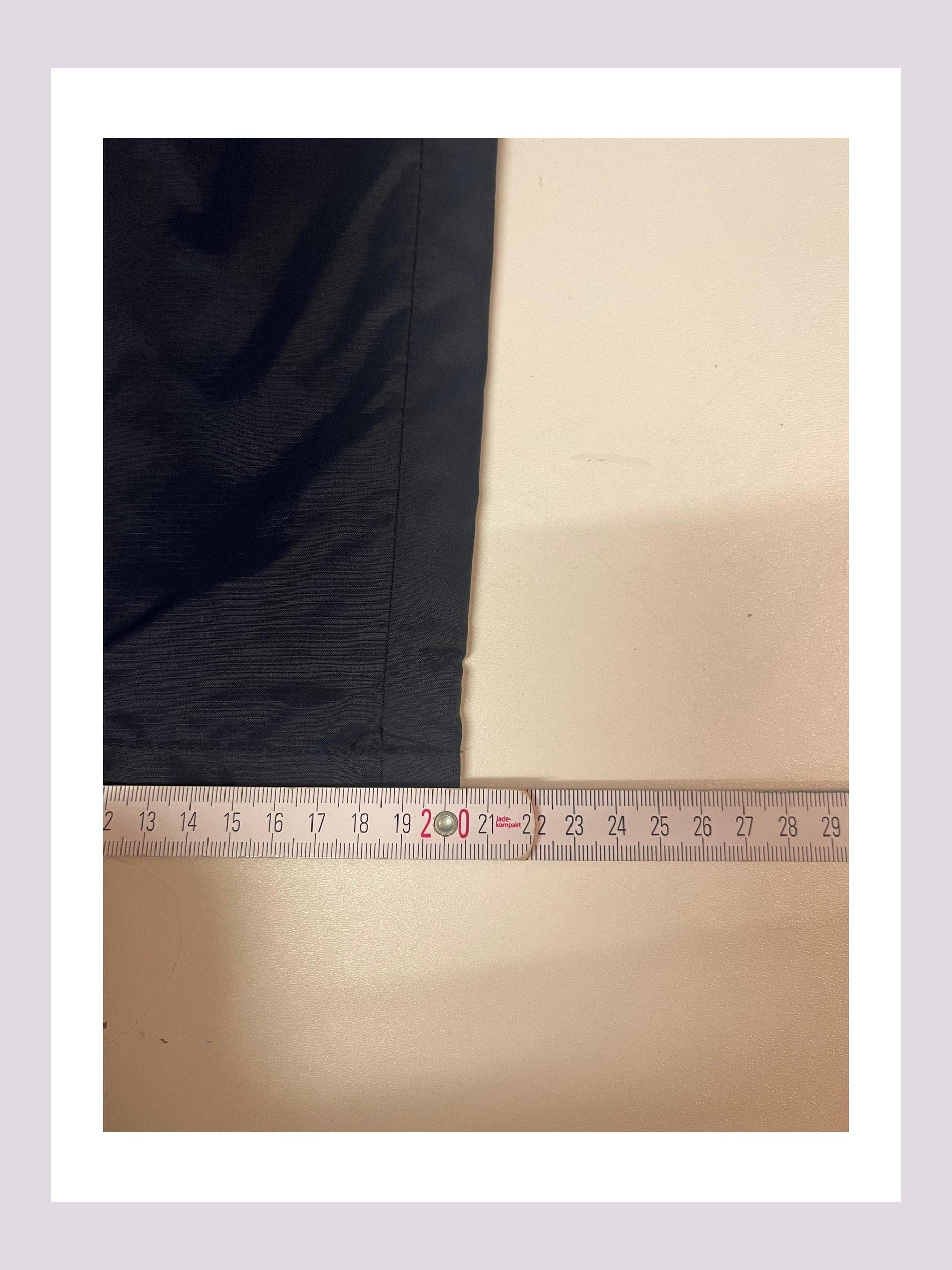 Entdecke unsere Vintage Track Pants von Nike und anderen Marken, erhältlich bei Valuxery.de - Dein Shop für trendige Vintage - Kleidung. Unsere Track Pants sind aus hochwertigen Materialien und