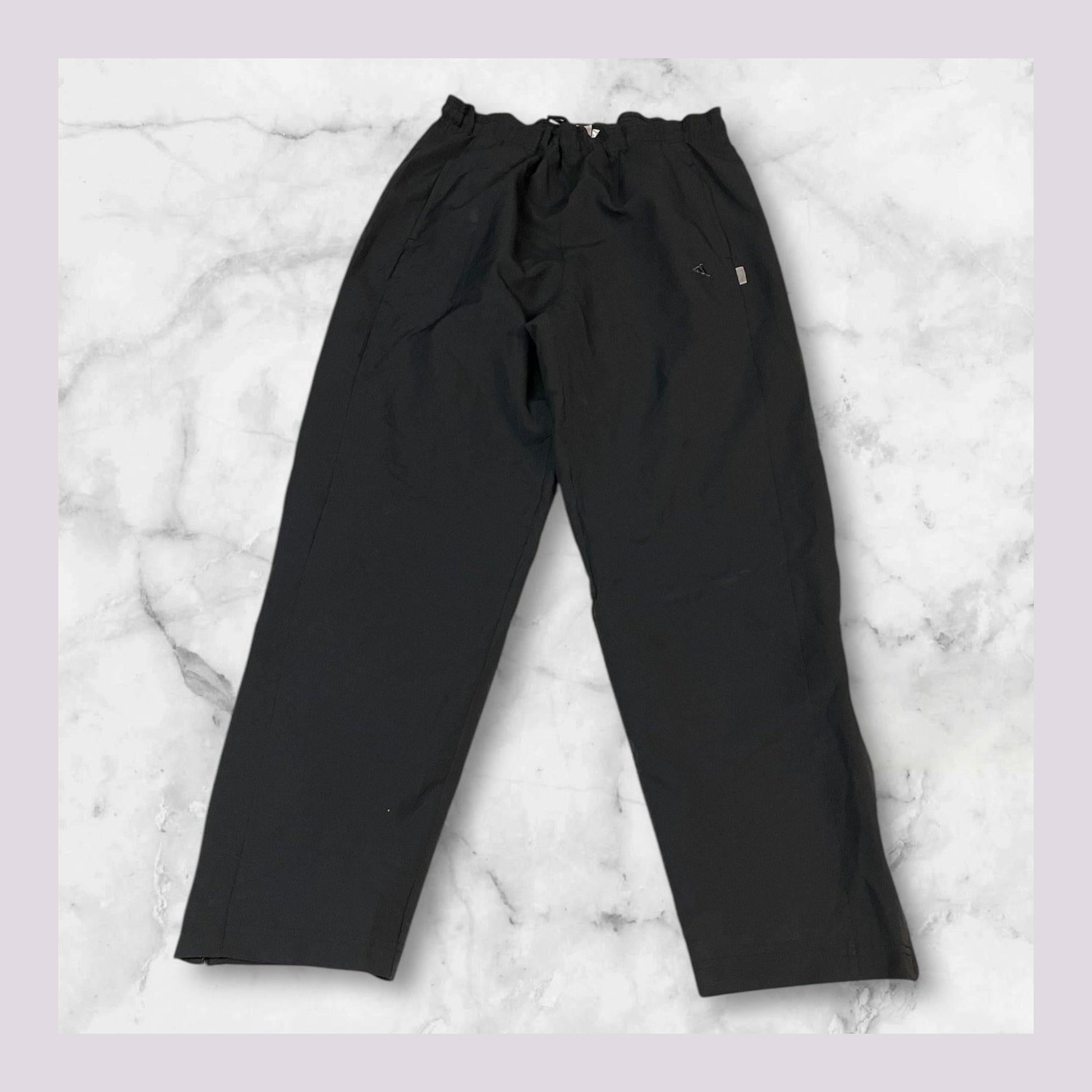 Entdecke unsere Vintage Track Pants von Nike und anderen Marken, erhältlich bei Valuxery.de - Dein Shop für trendige Vintage - Kleidung. Unsere Track Pants sind aus hochwertigen Materialien und